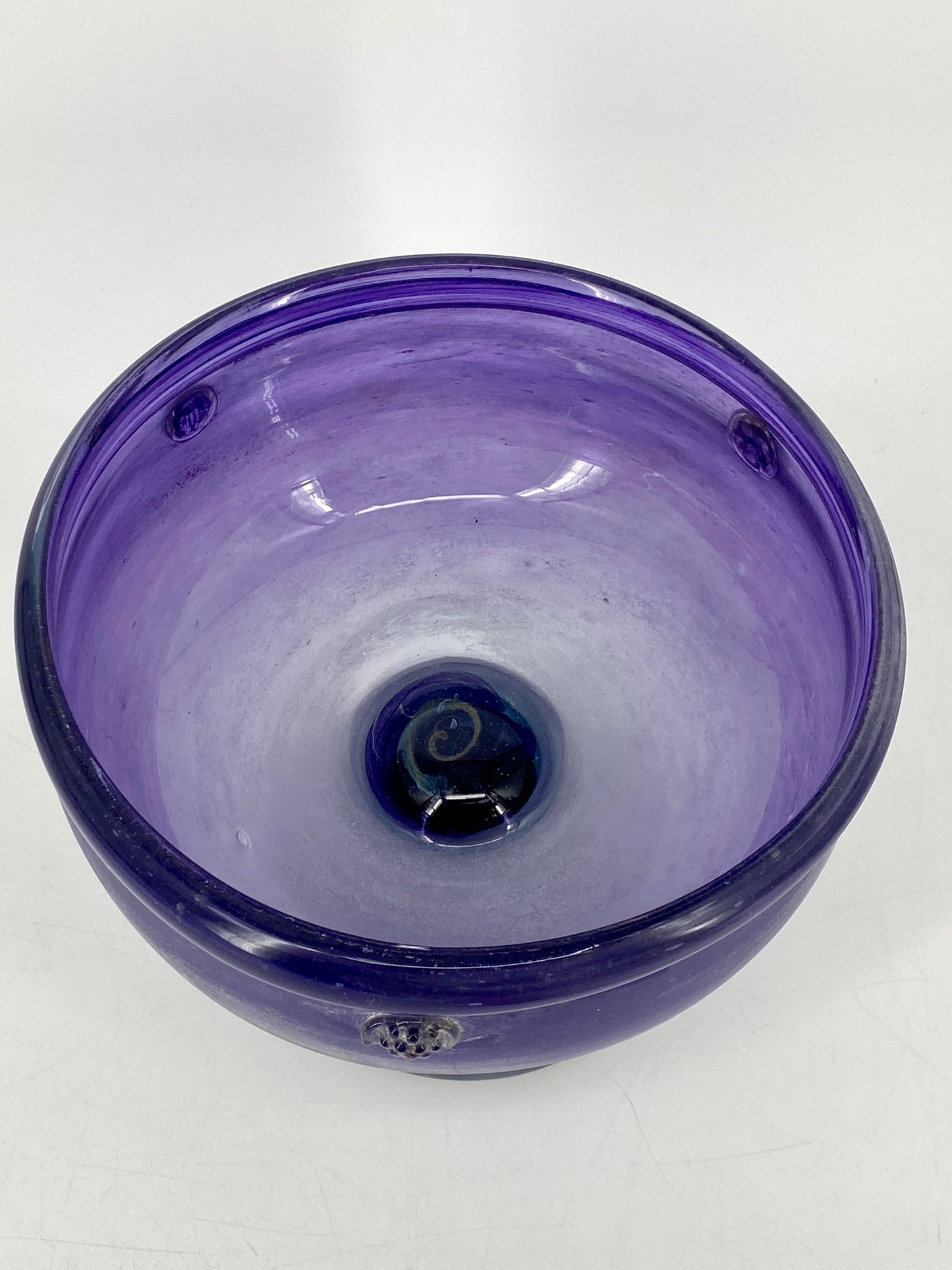 Große und schwere Glas-Fußschale in Violett aus Malta oder Gozo