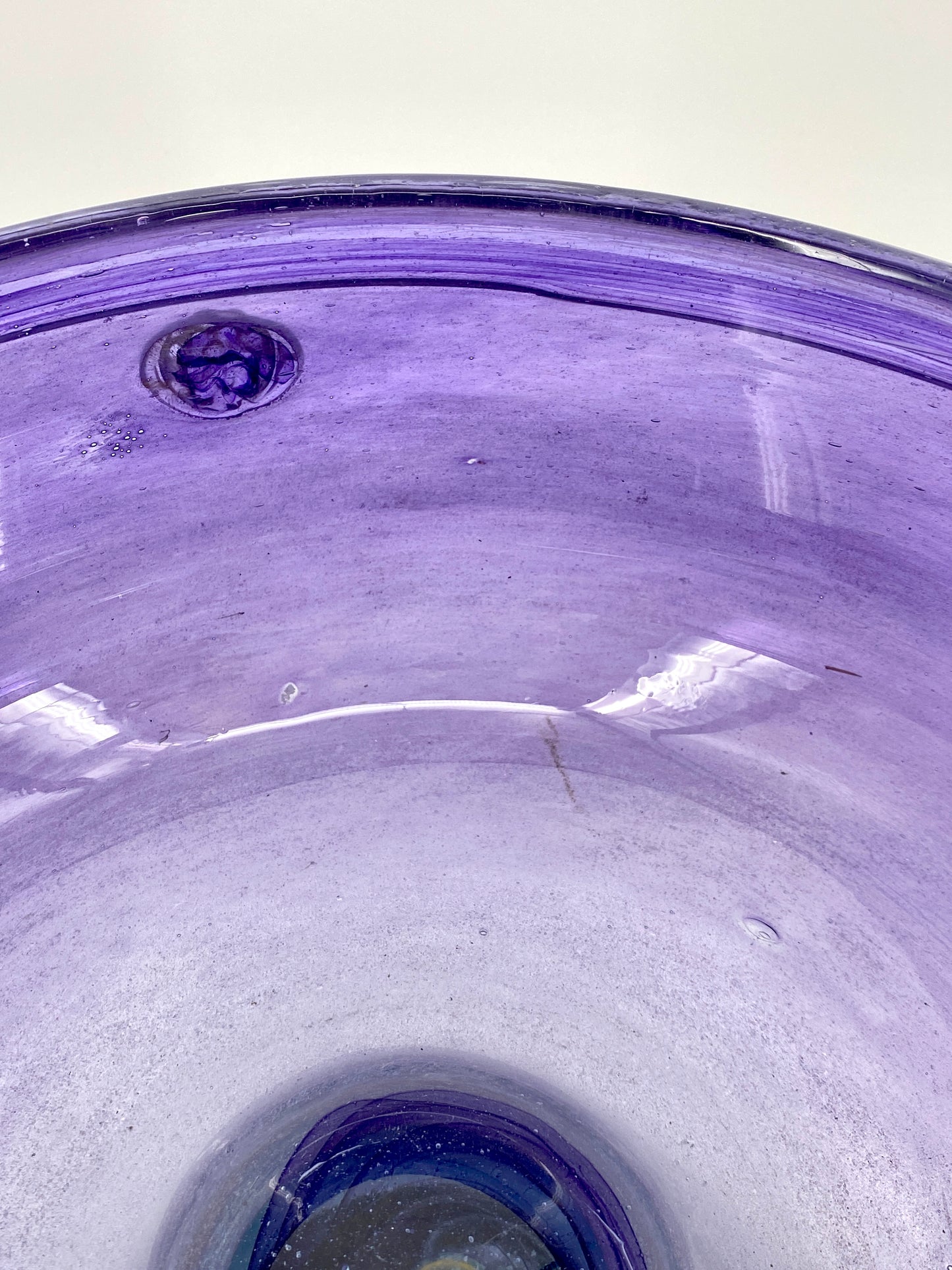 Große und schwere Glas-Fußschale in Violett aus Malta oder Gozo