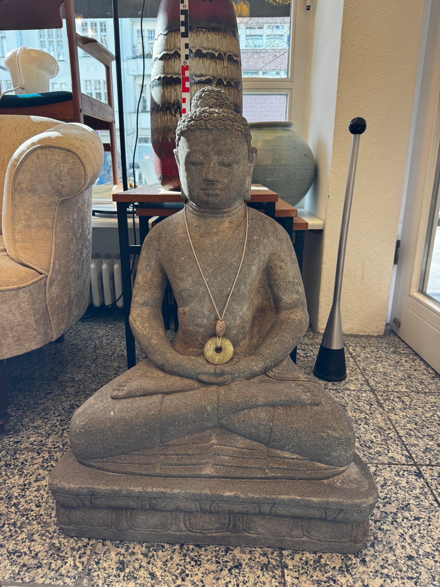 Sitzende Buddhafigur aus Naturstein mit serpentinen Halskette