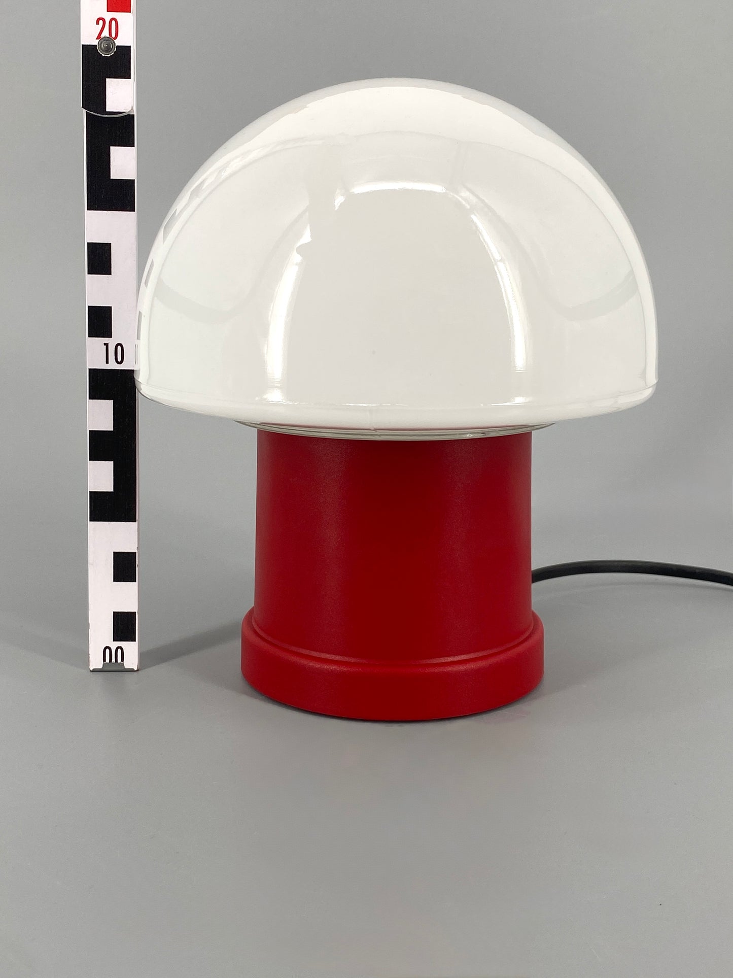 Pilzlampe mit rotem Kunststoffsockel von Massive, Belgien 70er