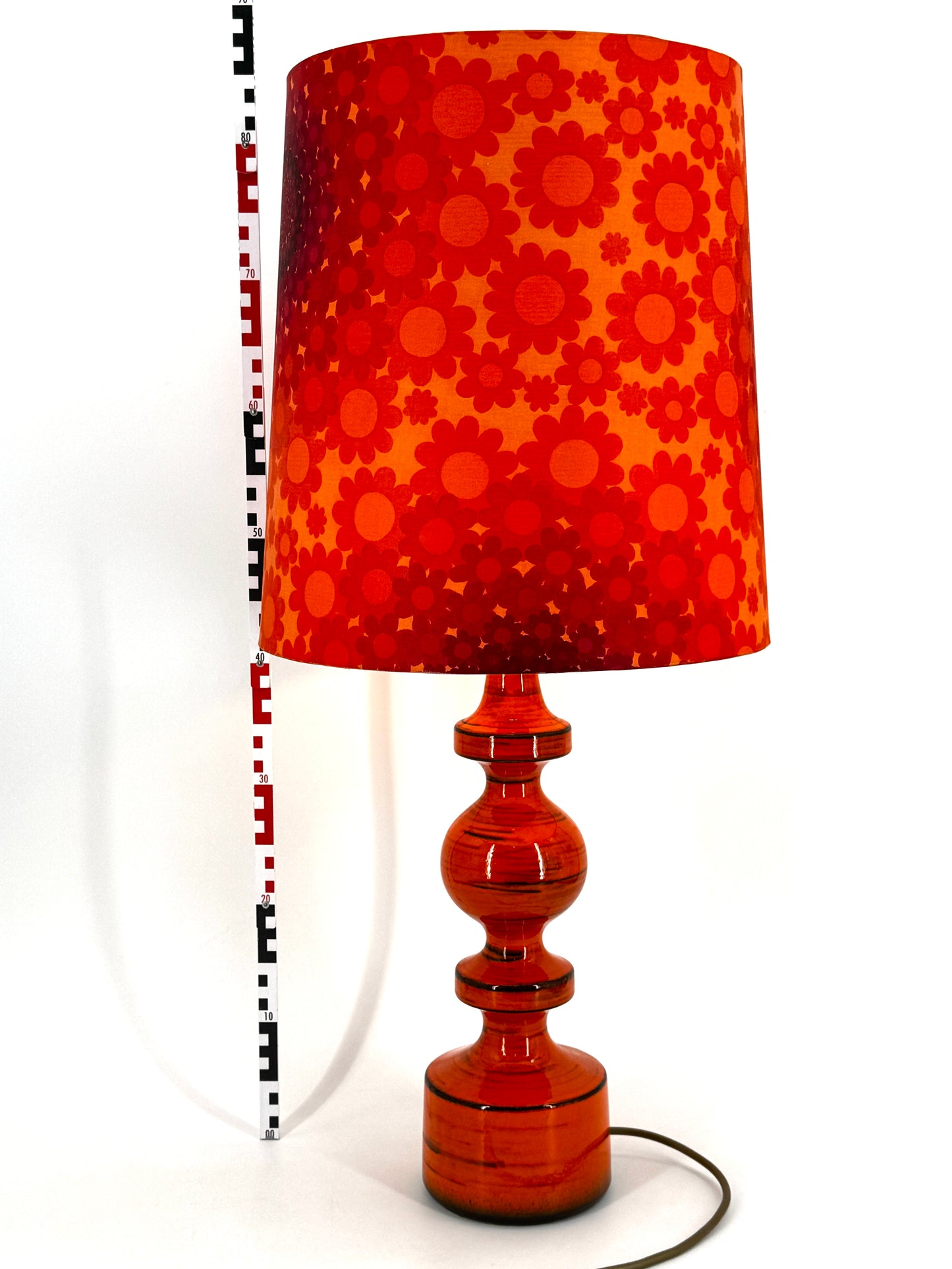 Tischlampe mit Blumenmuster auf Keramik Fuß