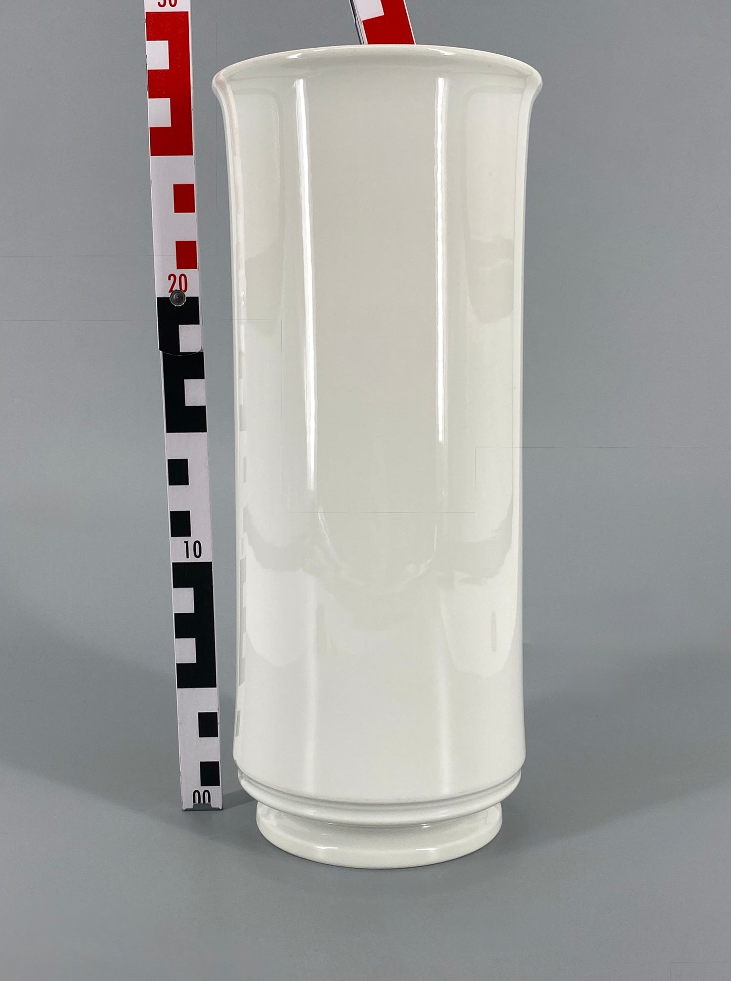 Weiß glasierte Zylindervase von Marguerite Friedlaender für KPM, 1. Wahl