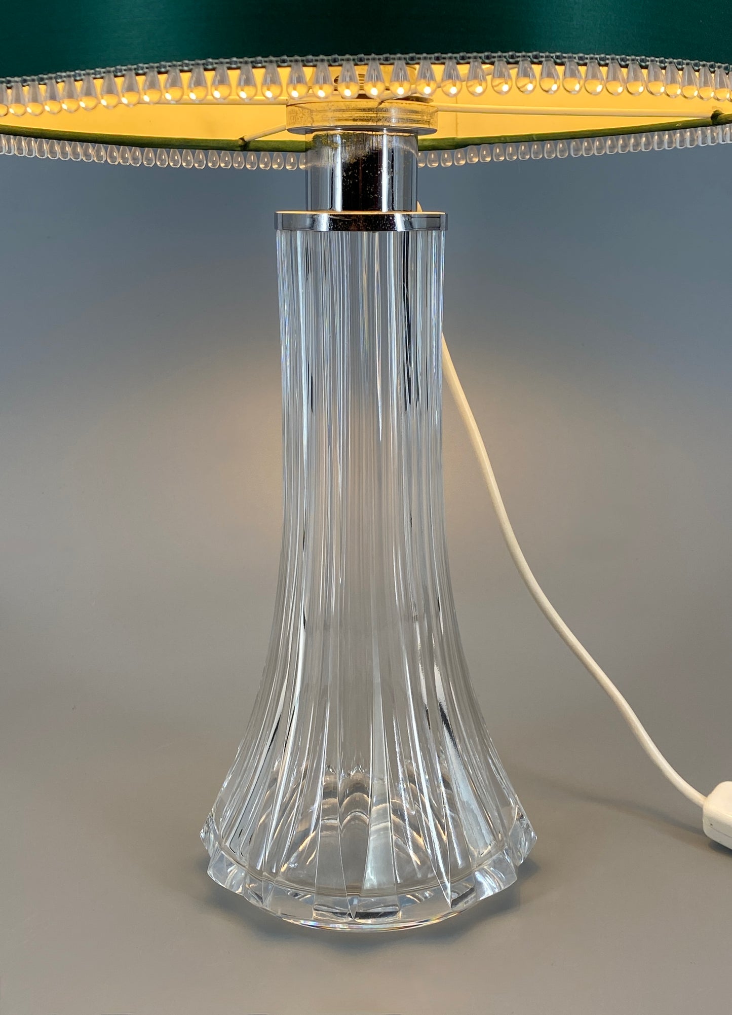 Elegante Tischlampe mit Glassockel, verchromte Aufnahme der Fassung