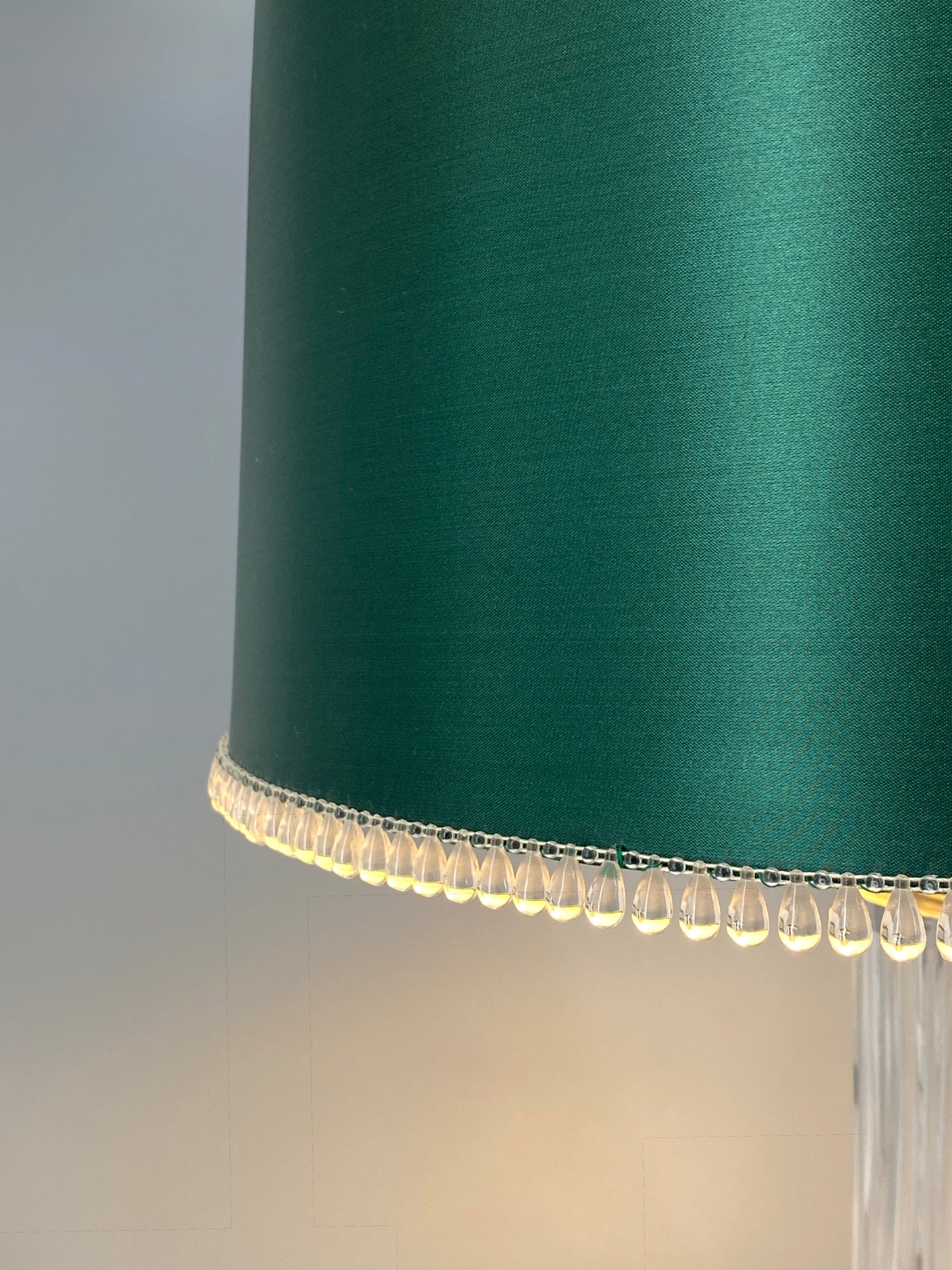 Elegante Tischlampe mit Glassockel, verchromte Aufnahme der Fassung