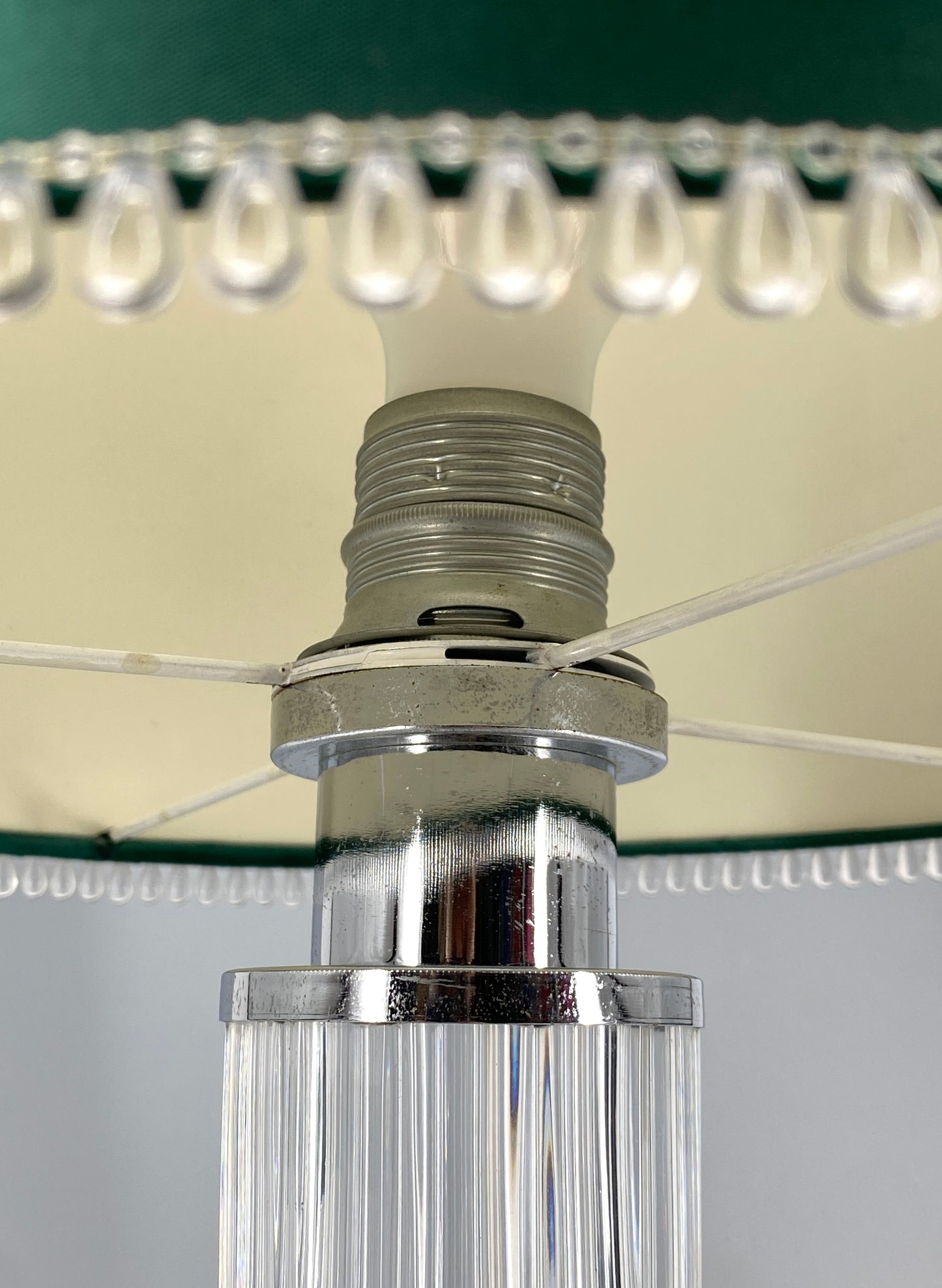 Elegante Tischlampe mit Glassockel, verchromte Aufnahme der Fassung