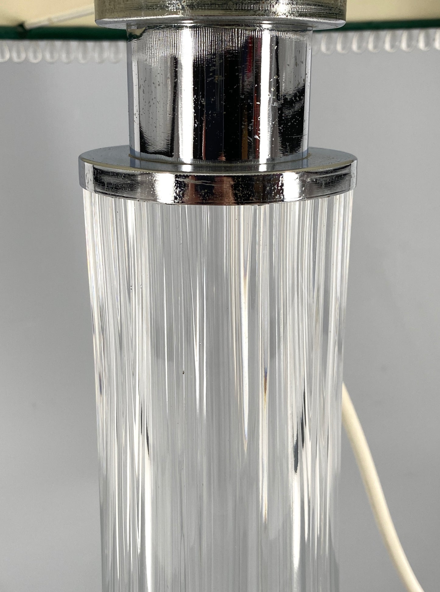 Elegante Tischlampe mit Glassockel, verchromte Aufnahme der Fassung