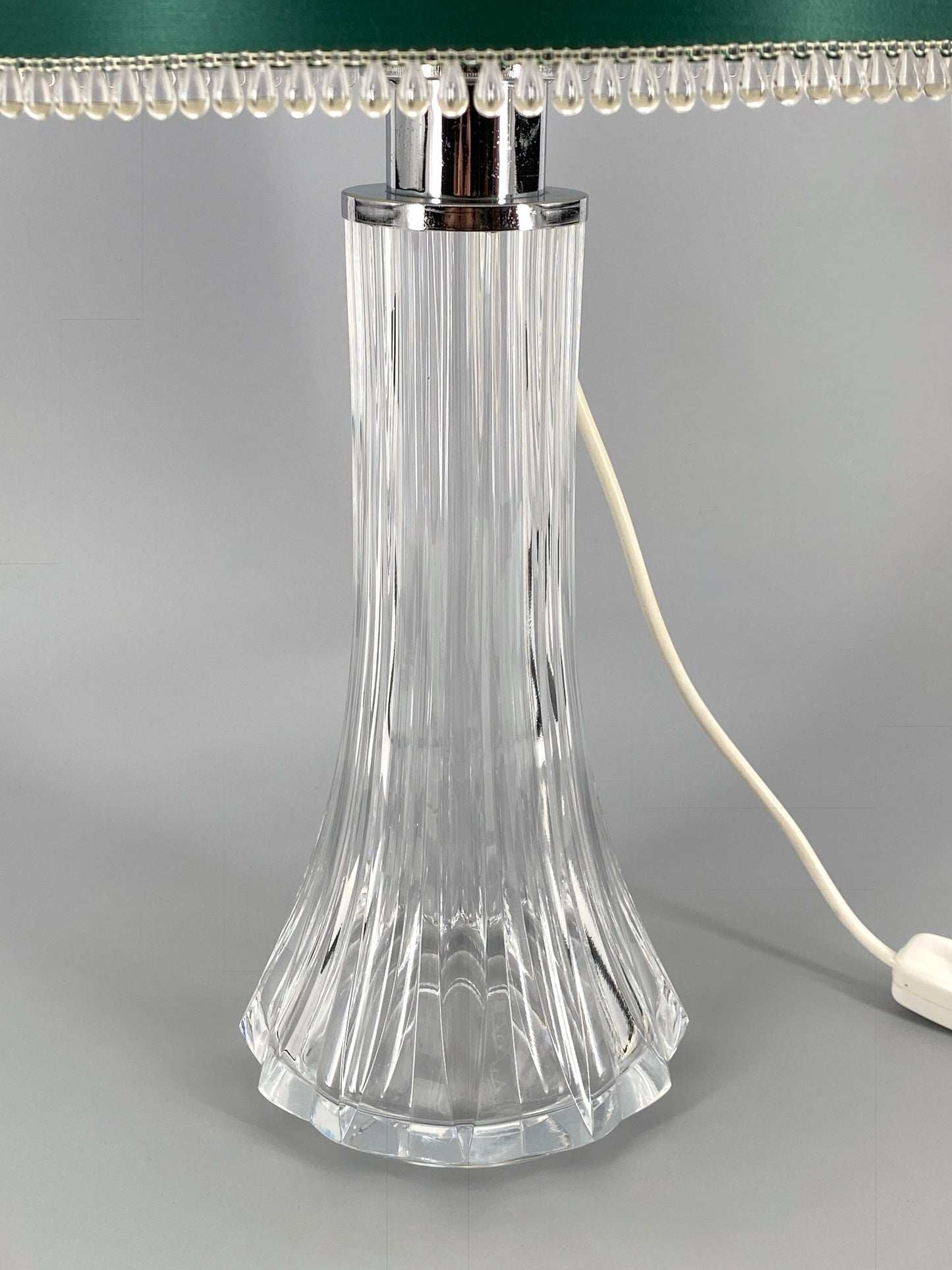 Elegante Tischlampe mit Glassockel, verchromte Aufnahme der Fassung
