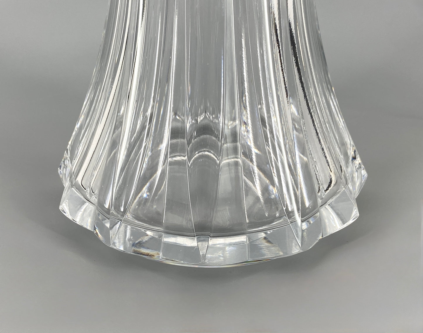 Elegante Tischlampe mit Glassockel, verchromte Aufnahme der Fassung