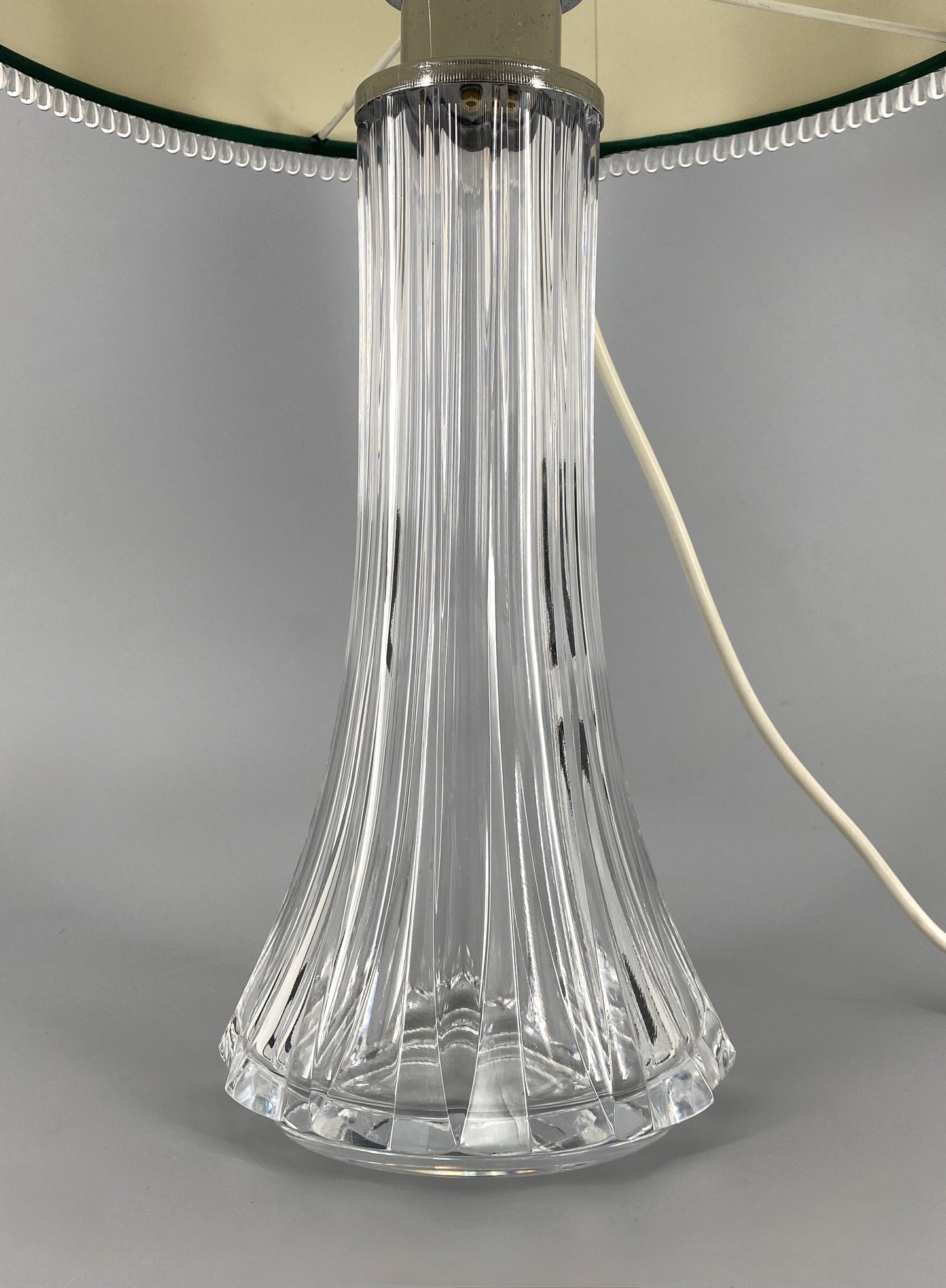 Elegante Tischlampe mit Glassockel, verchromte Aufnahme der Fassung