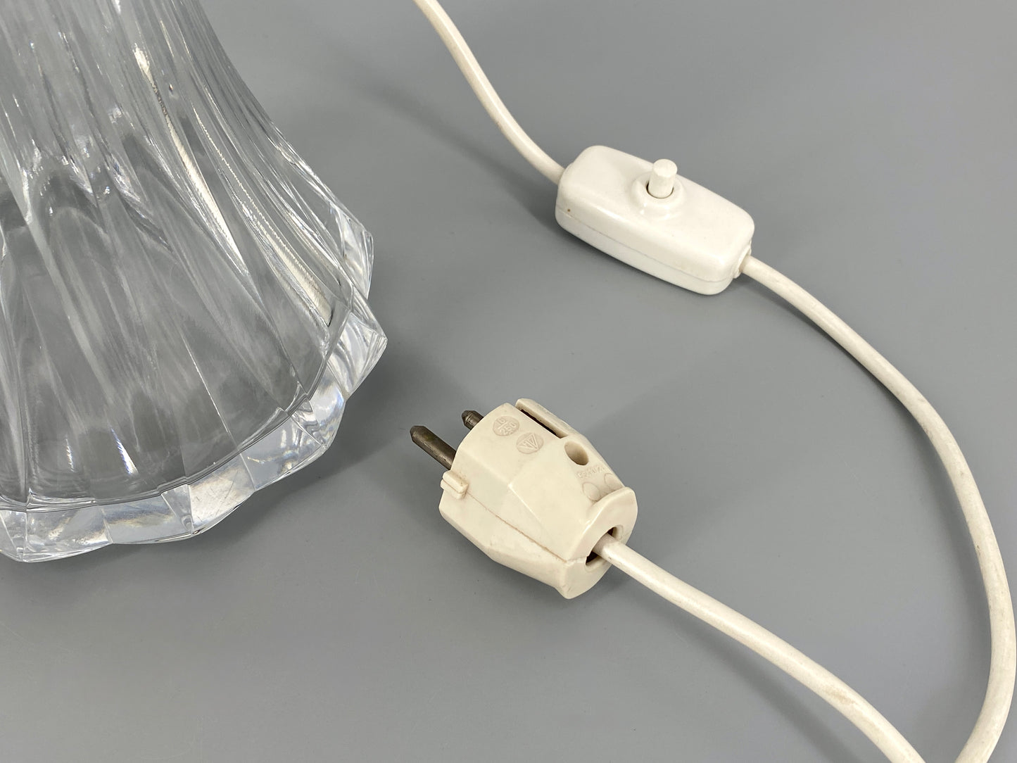Elegante Tischlampe mit Glassockel, verchromte Aufnahme der Fassung