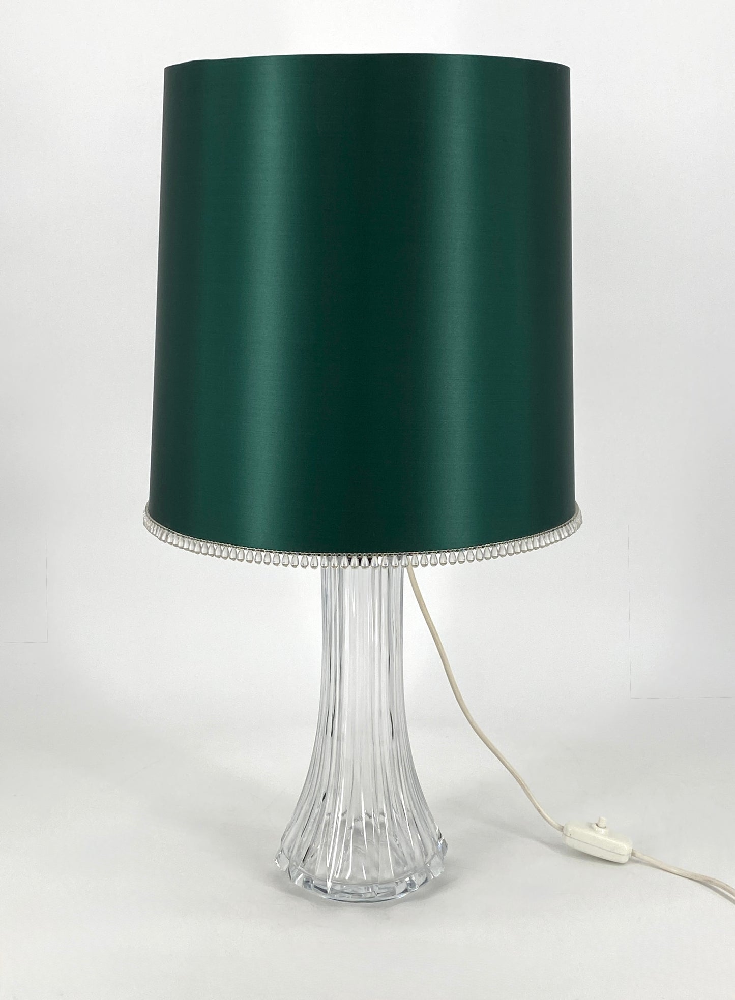 Elegante Tischlampe mit Glassockel, verchromte Aufnahme der Fassung