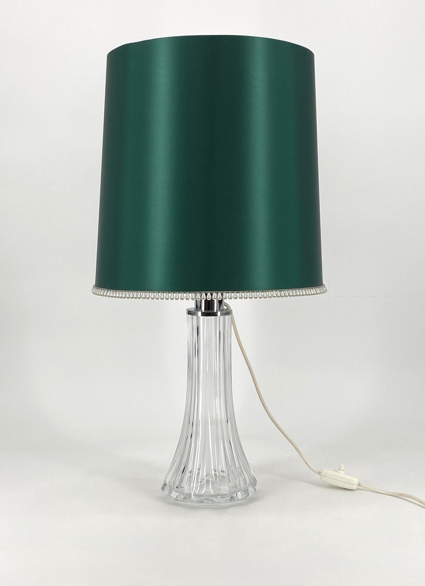Elegante Tischlampe mit Glassockel, verchromte Aufnahme der Fassung