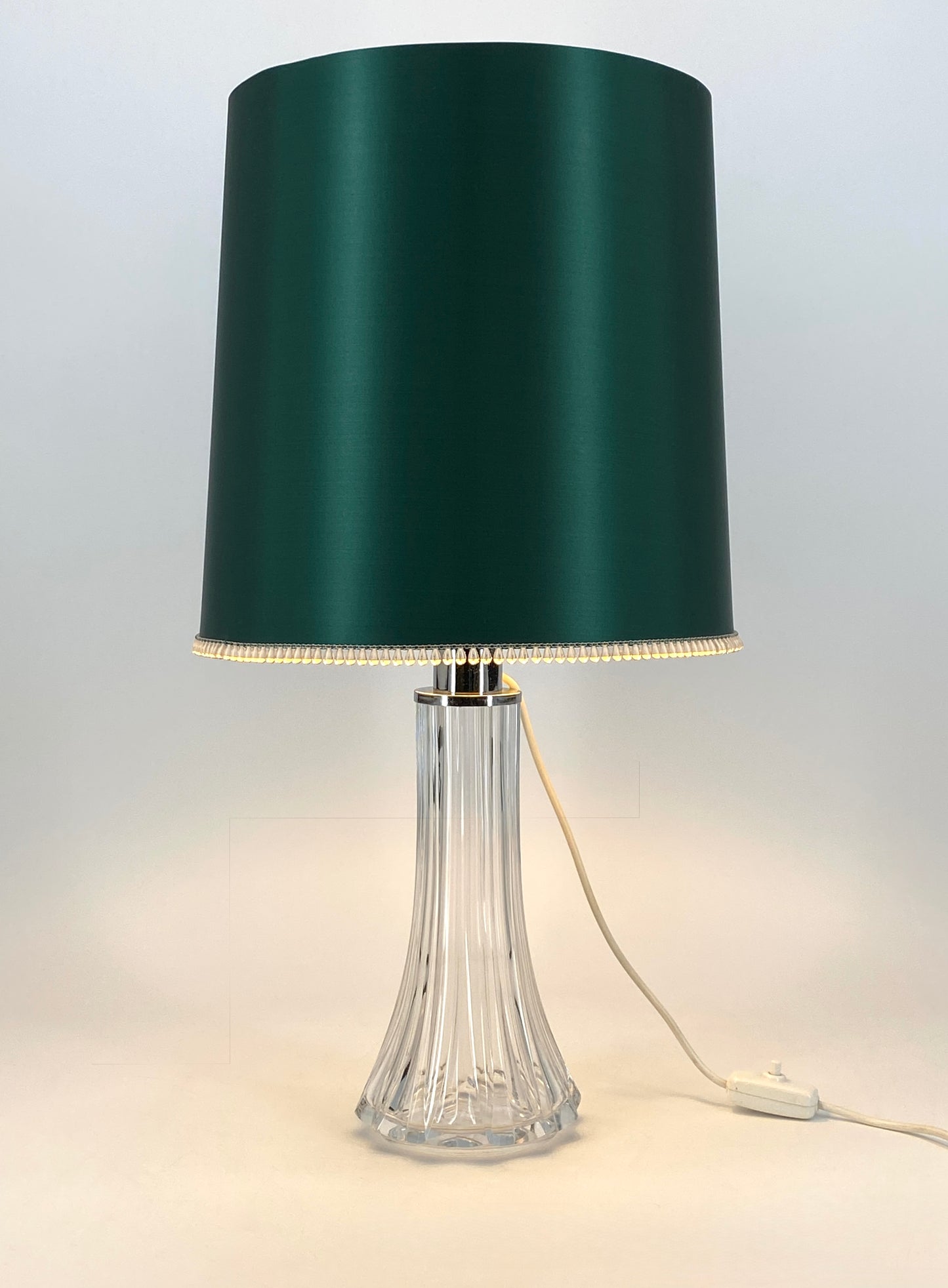 Elegante Tischlampe mit Glassockel, verchromte Aufnahme der Fassung