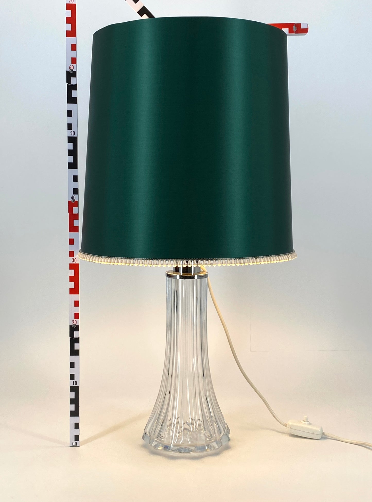 Elegante Tischlampe mit Glassockel, verchromte Aufnahme der Fassung
