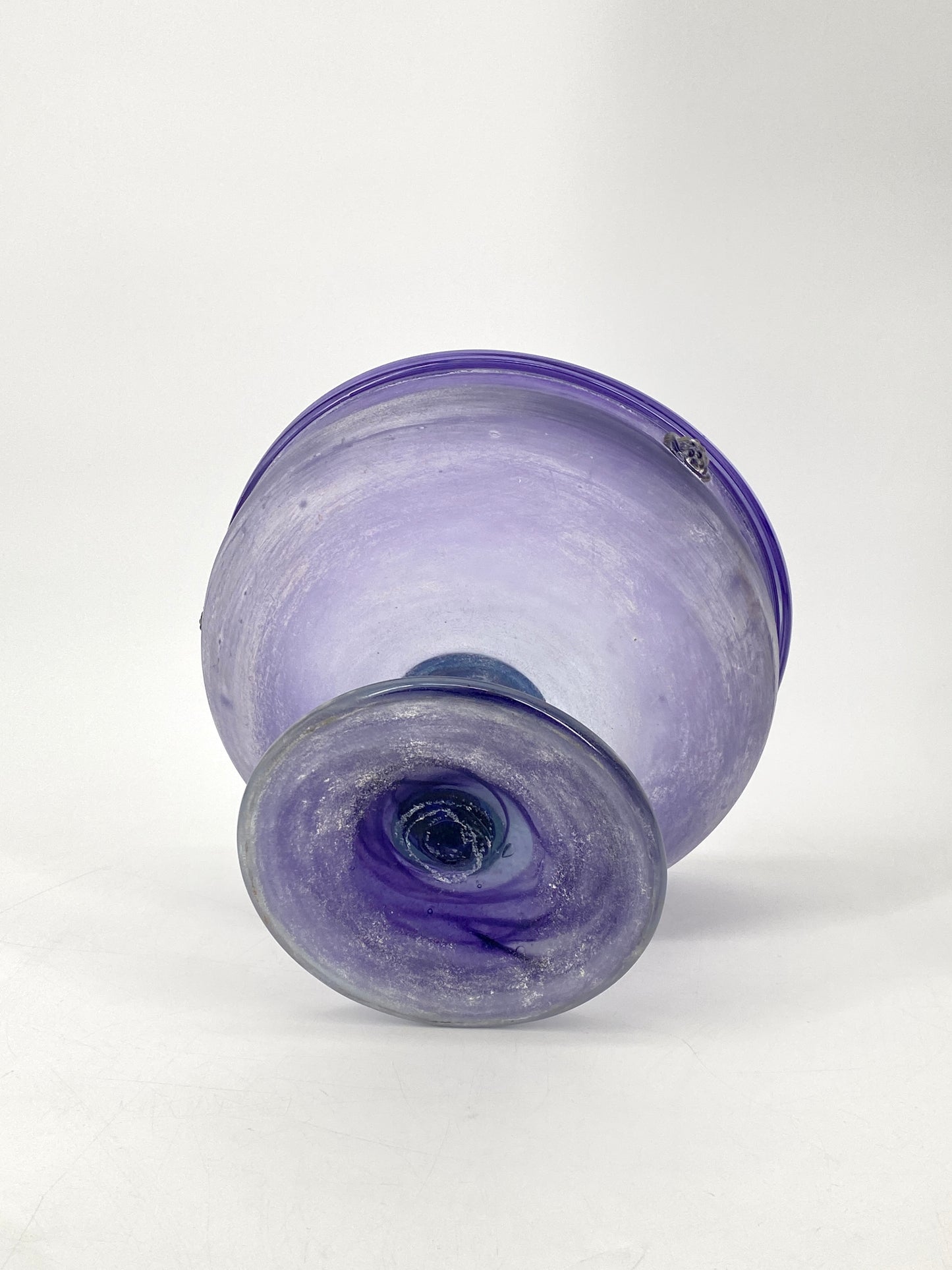 Große und schwere Glas-Fußschale in Violett aus Malta oder Gozo