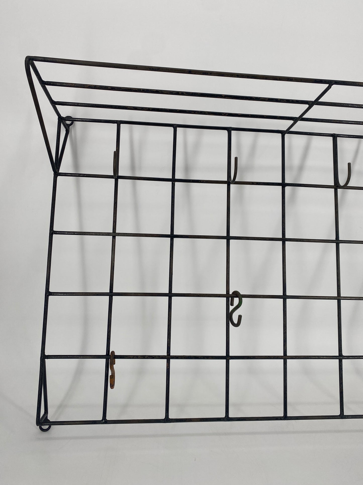 Gitter Garderobe aus den 50er Jahren