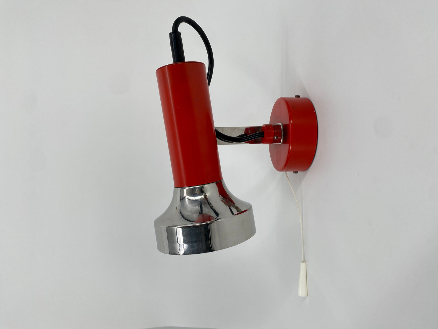 1V2 Wandlampen Spot aus Metall in Rot und Chrom, 1970er Deutschland