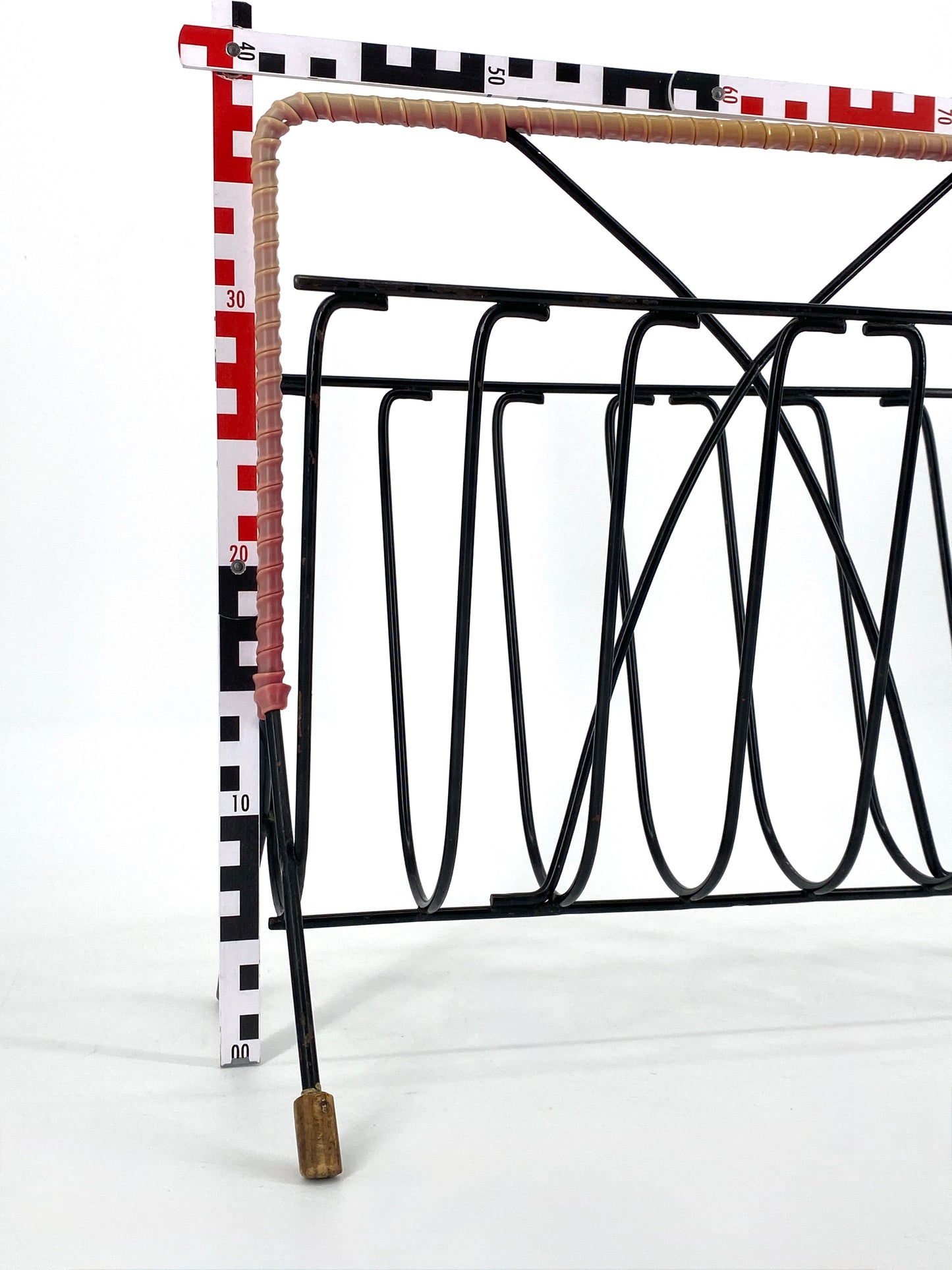 String Zeitungsständer aus schwarz lackiertem Metall, Deutschland 50er