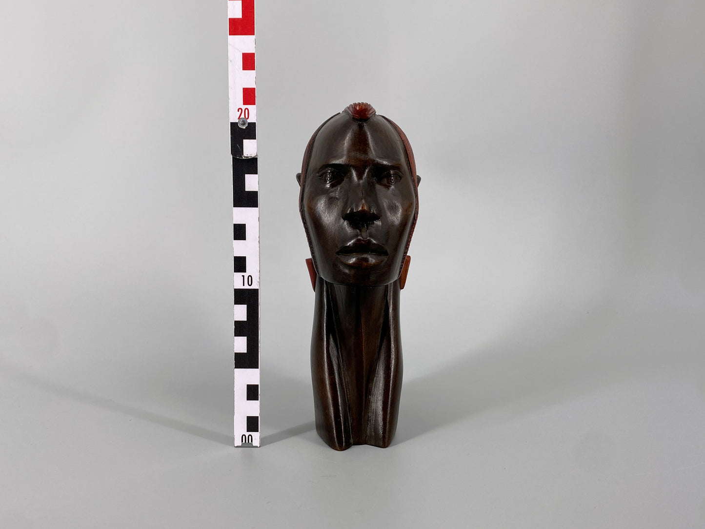 Skulptur eines Massai Kriegers aus Holz, Afrika, 20. Jh.