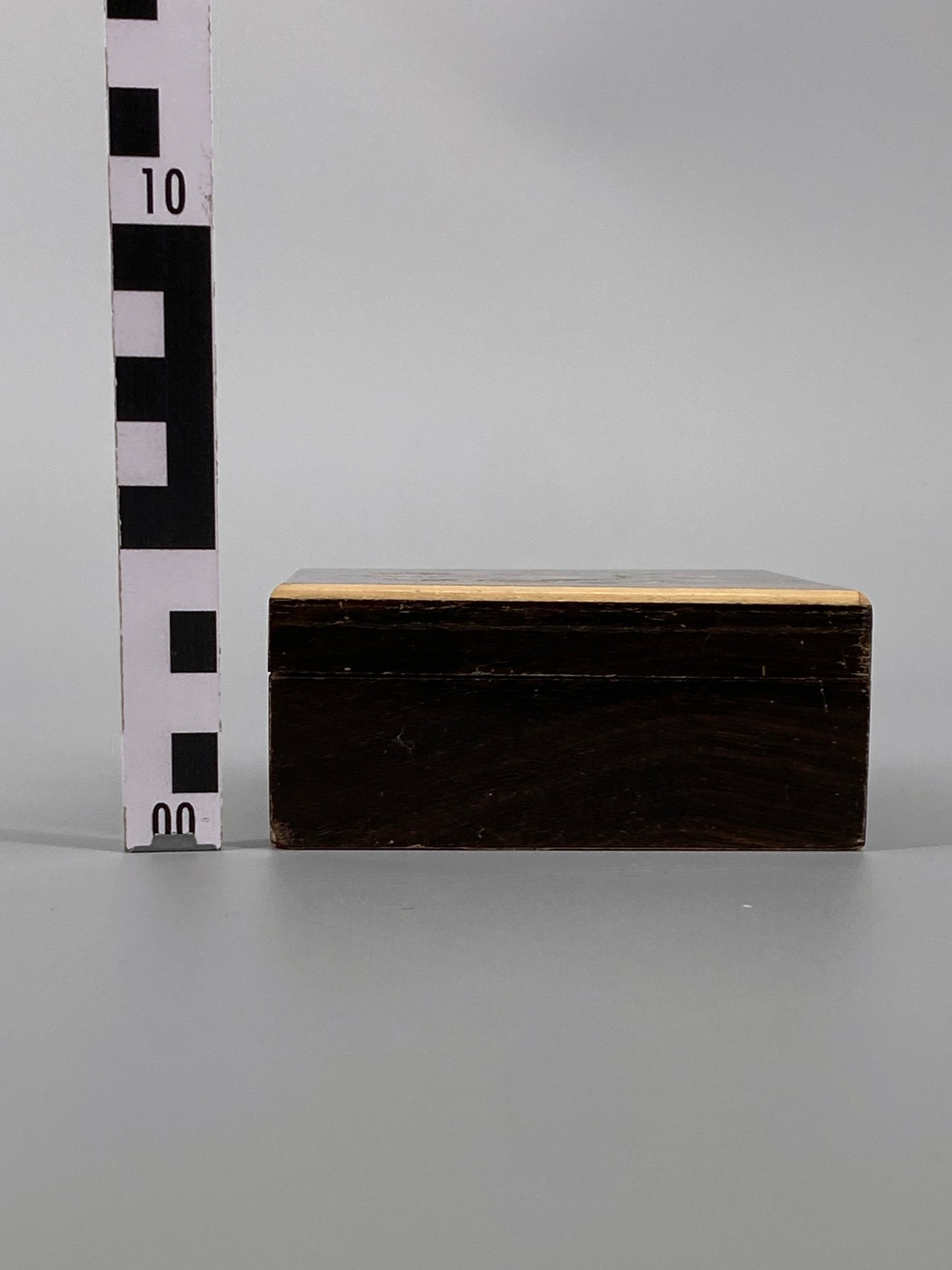 Schatulle aus Holz mit Intarsien aus Perlmutt