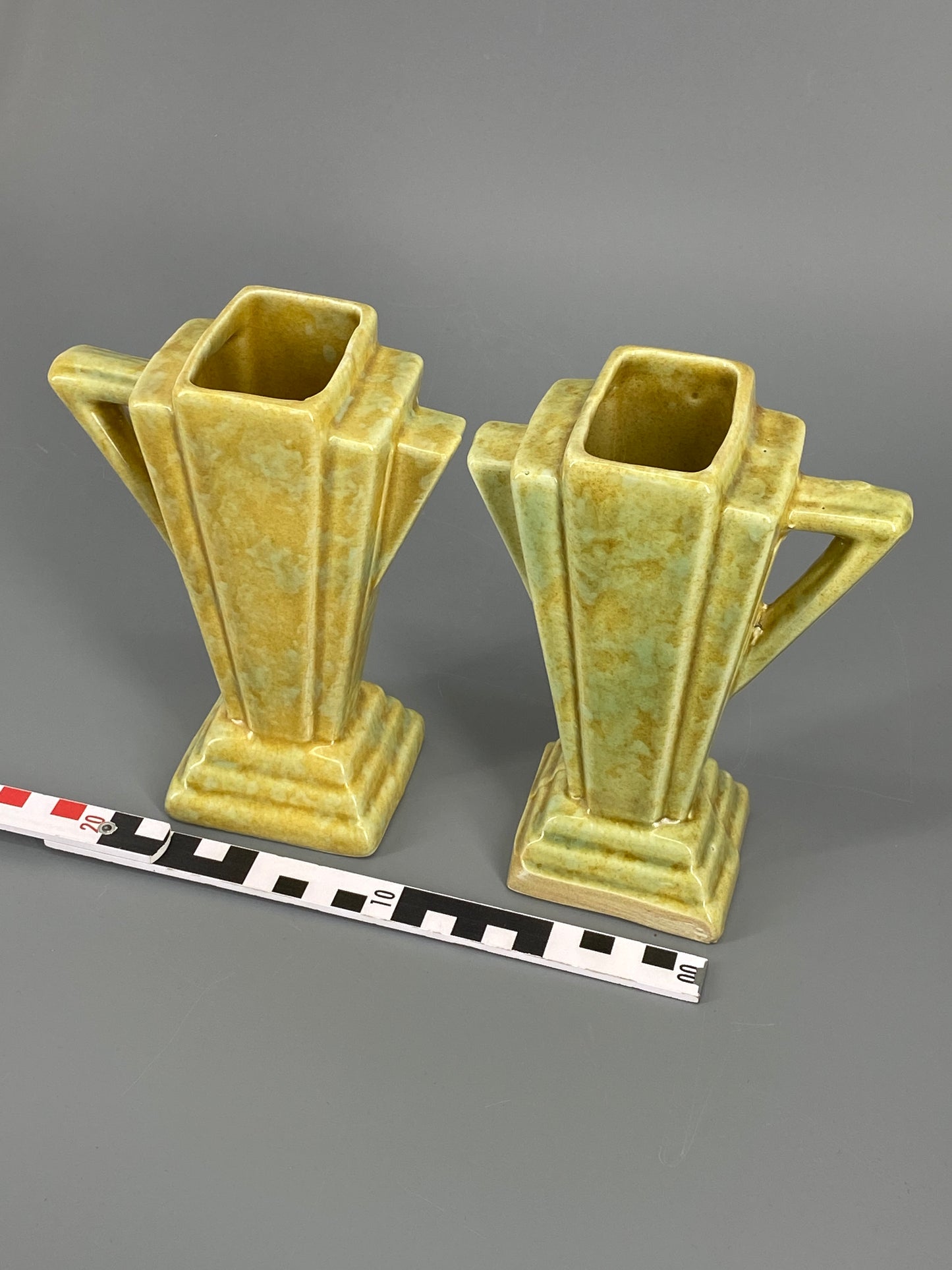 2 Art Deco Vasen aus Keramik, gelb und grün gesprenkelt, England, 1930er