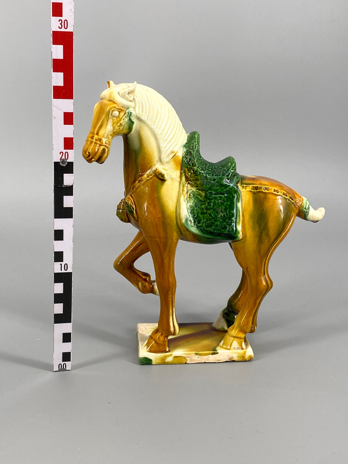 chinesische Pferdefigur aus glasierter Keramik