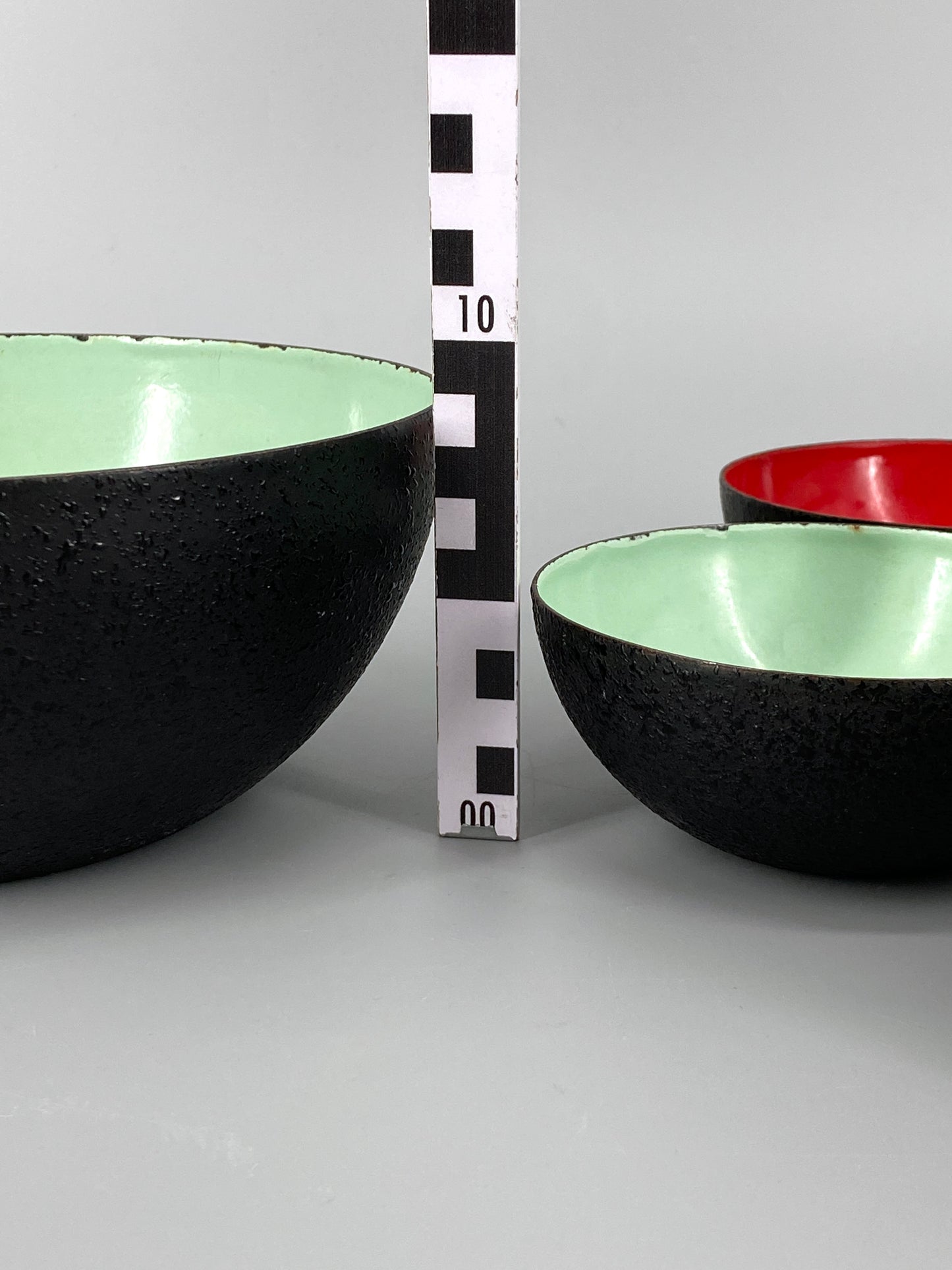 4 Mid Century Emaille Schalen, außen strukturiert – innen farbig, 1960er