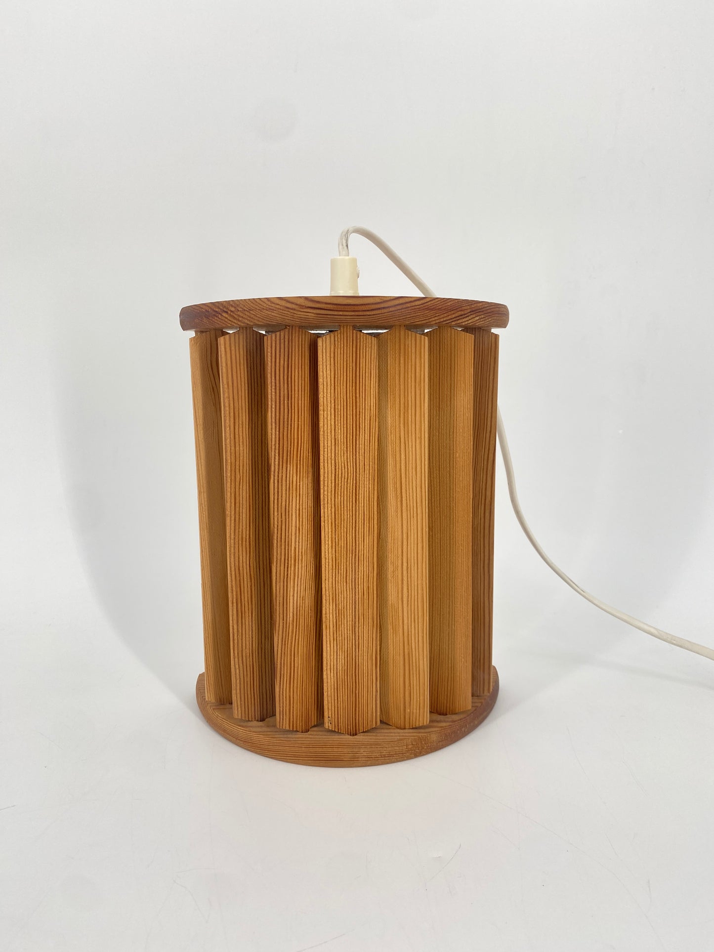 Wandlampe von Ikea mit drehbaren Holz-Lamellen