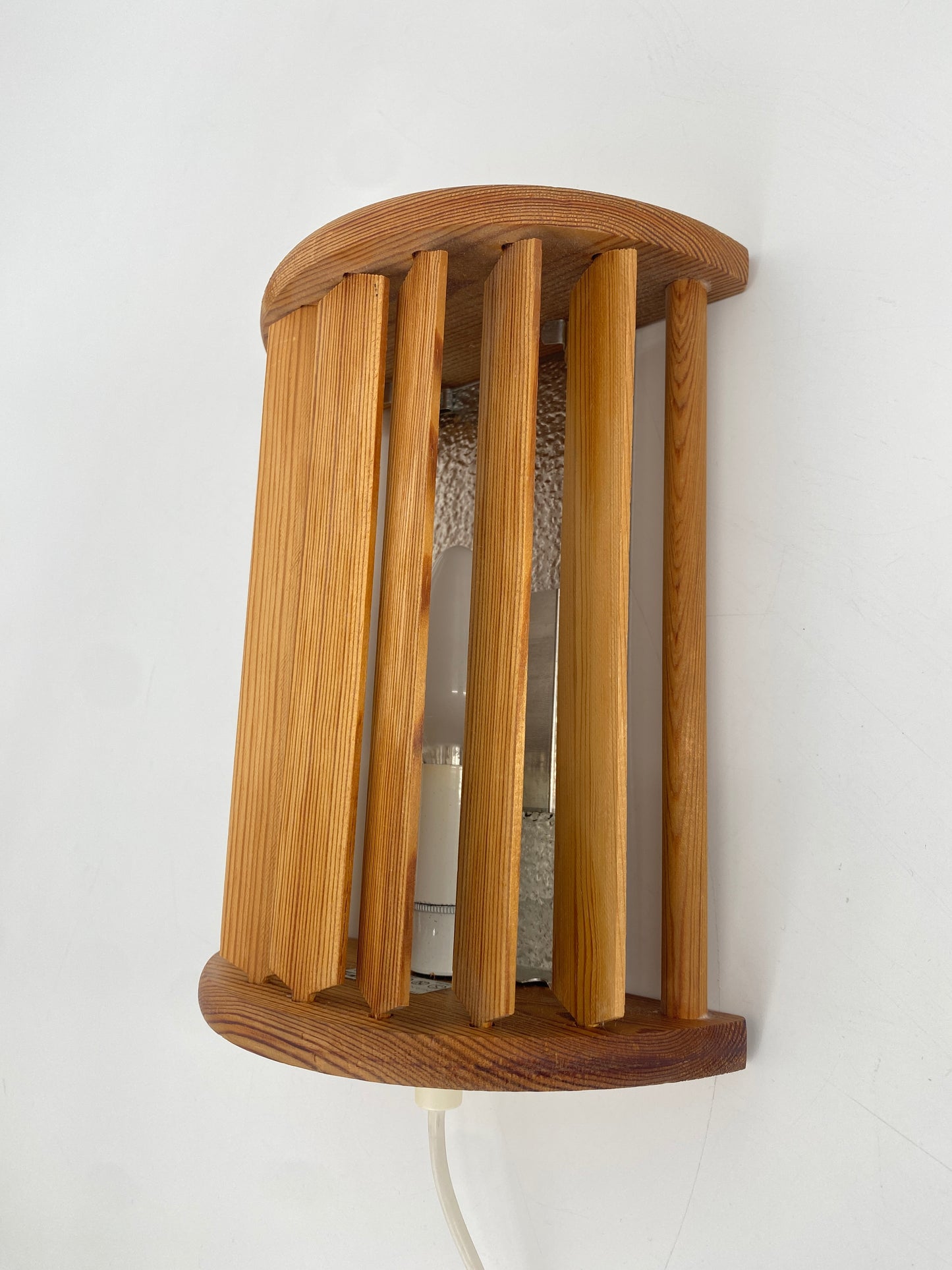 Wandlampe von Ikea mit drehbaren Holz-Lamellen
