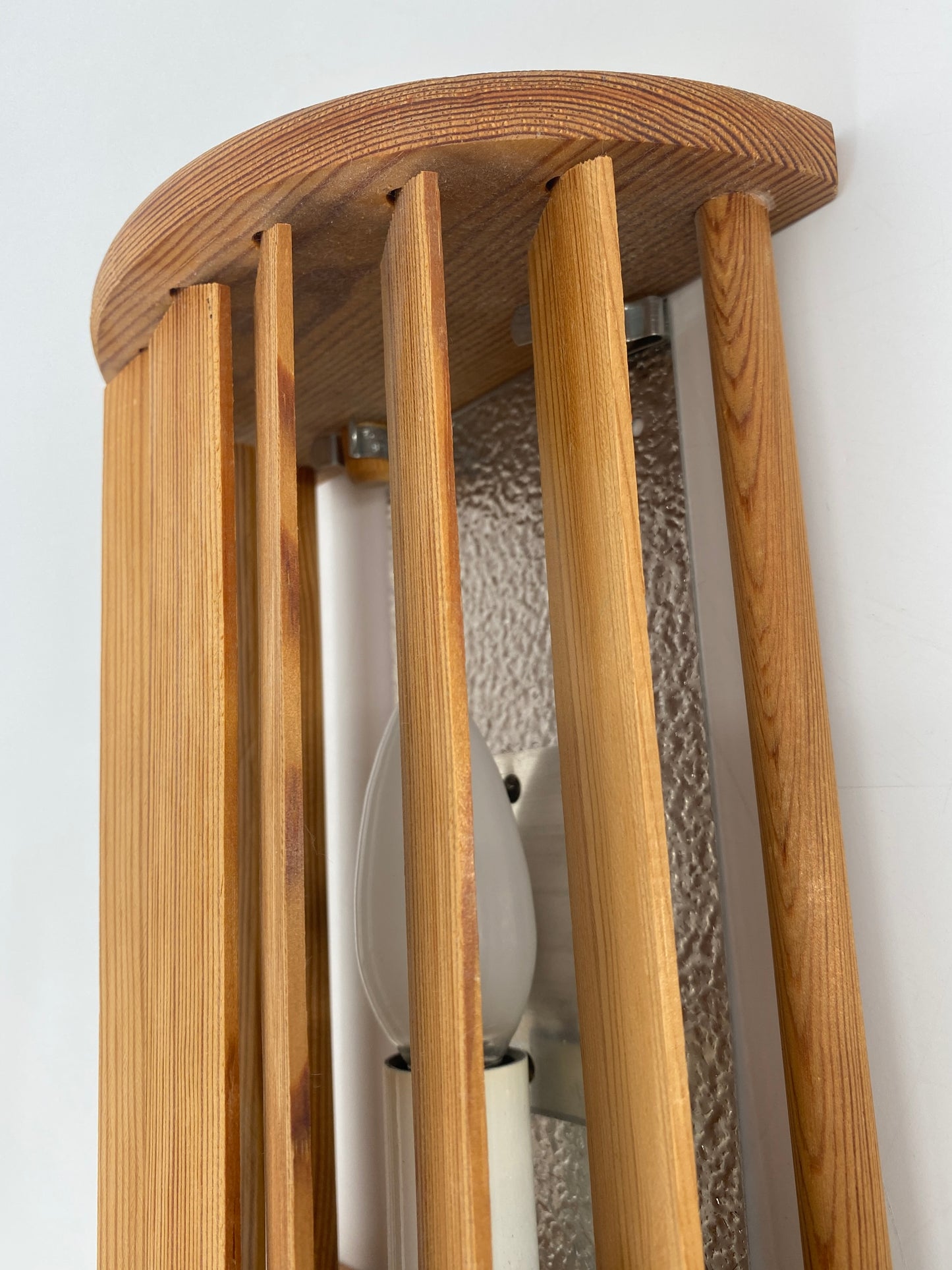 Wandlampe von Ikea mit drehbaren Holz-Lamellen