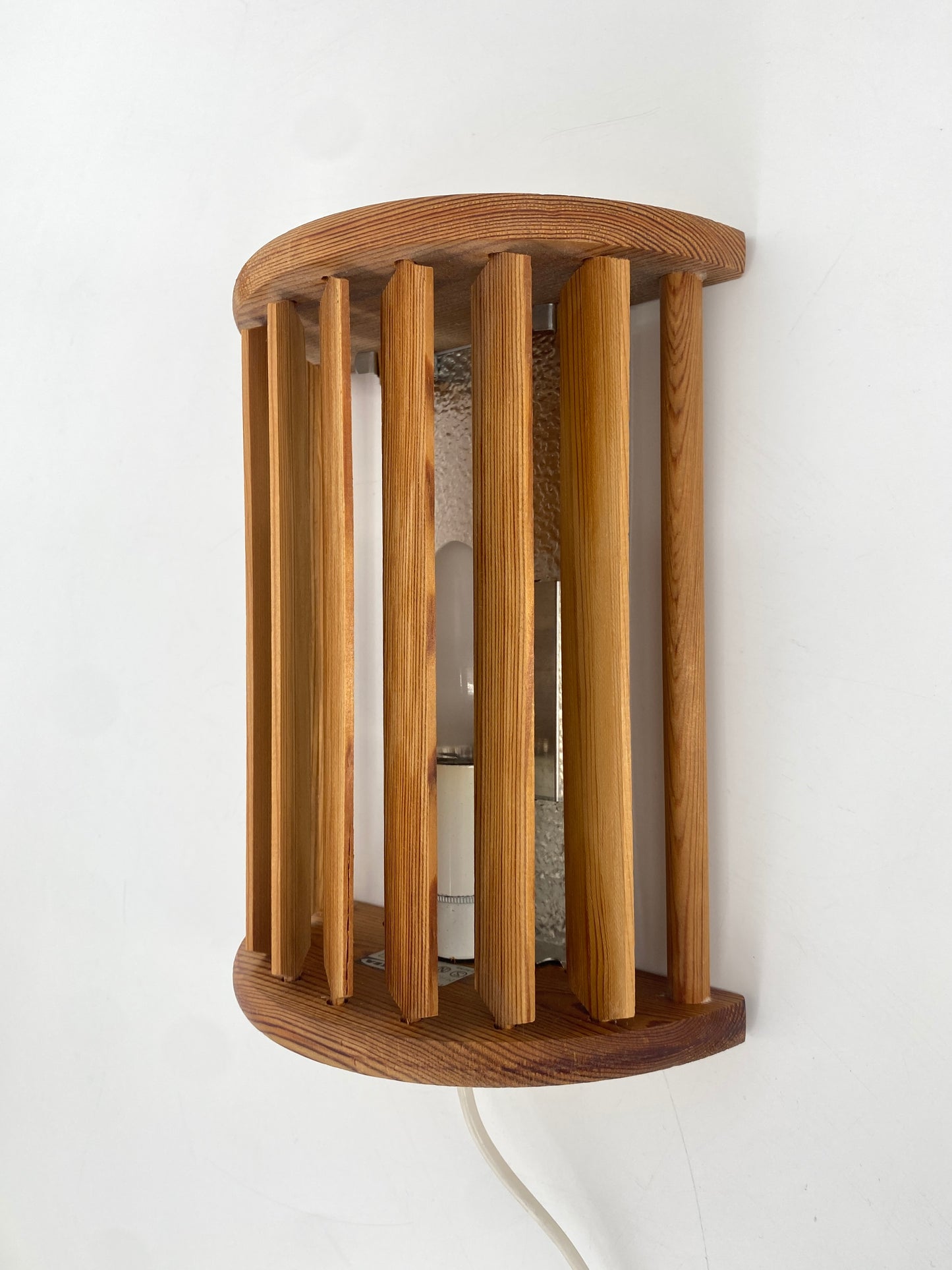 Wandlampe von Ikea mit drehbaren Holz-Lamellen