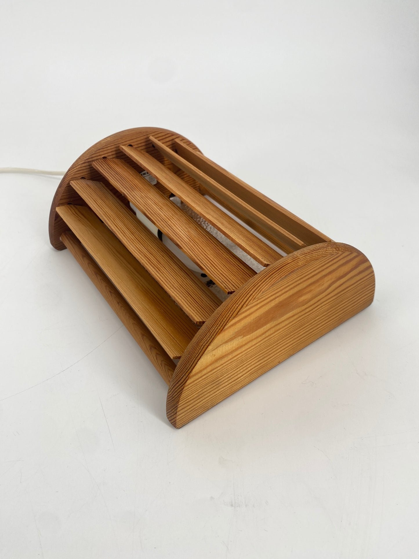 Wandlampe von Ikea mit drehbaren Holz-Lamellen