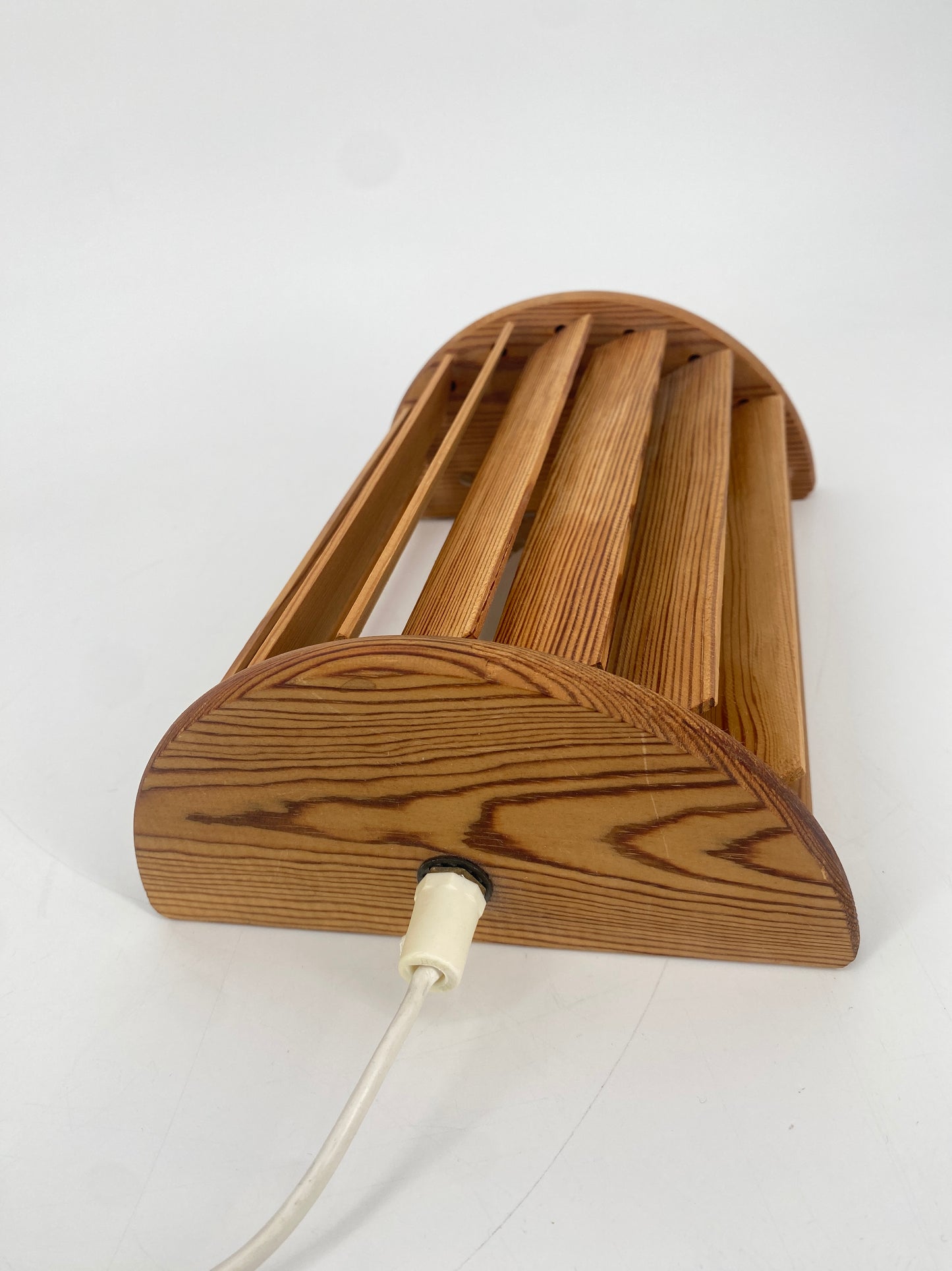 Wandlampe von Ikea mit drehbaren Holz-Lamellen