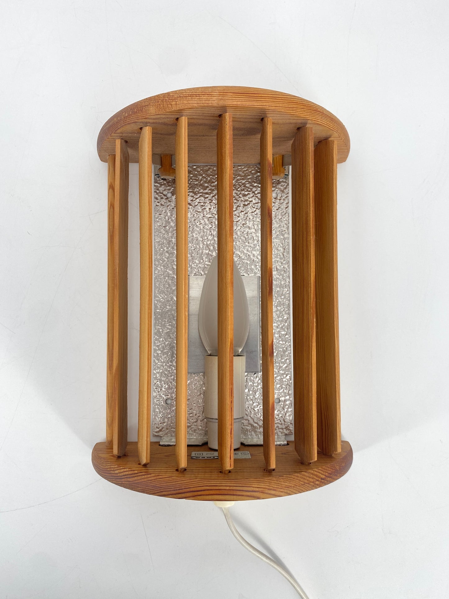 Wandlampe von Ikea mit drehbaren Holz-Lamellen