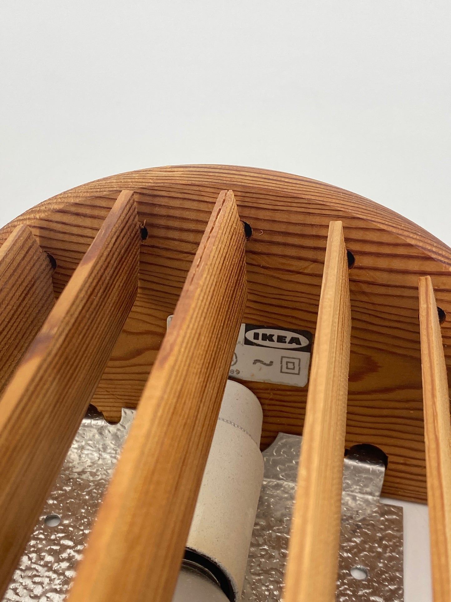 Wandlampe von Ikea mit drehbaren Holz-Lamellen