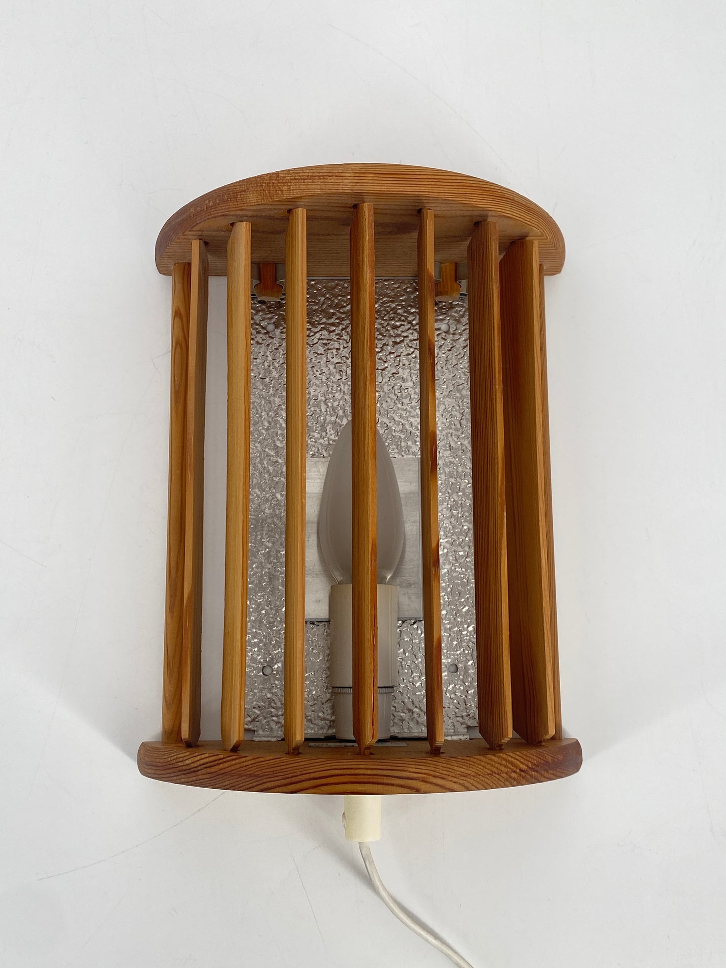 Wandlampe von Ikea mit drehbaren Holz-Lamellen