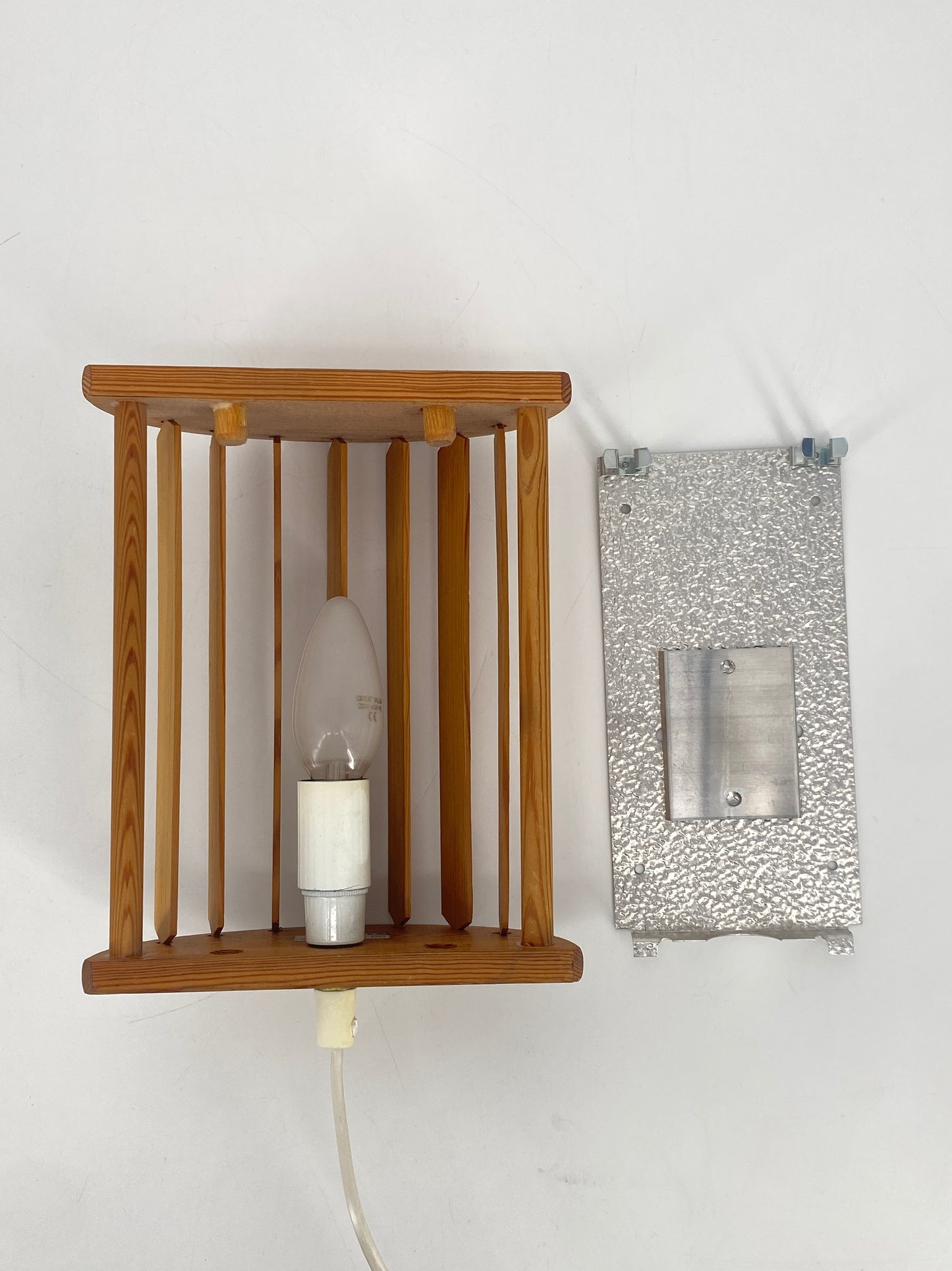 Wandlampe von Ikea mit drehbaren Holz-Lamellen