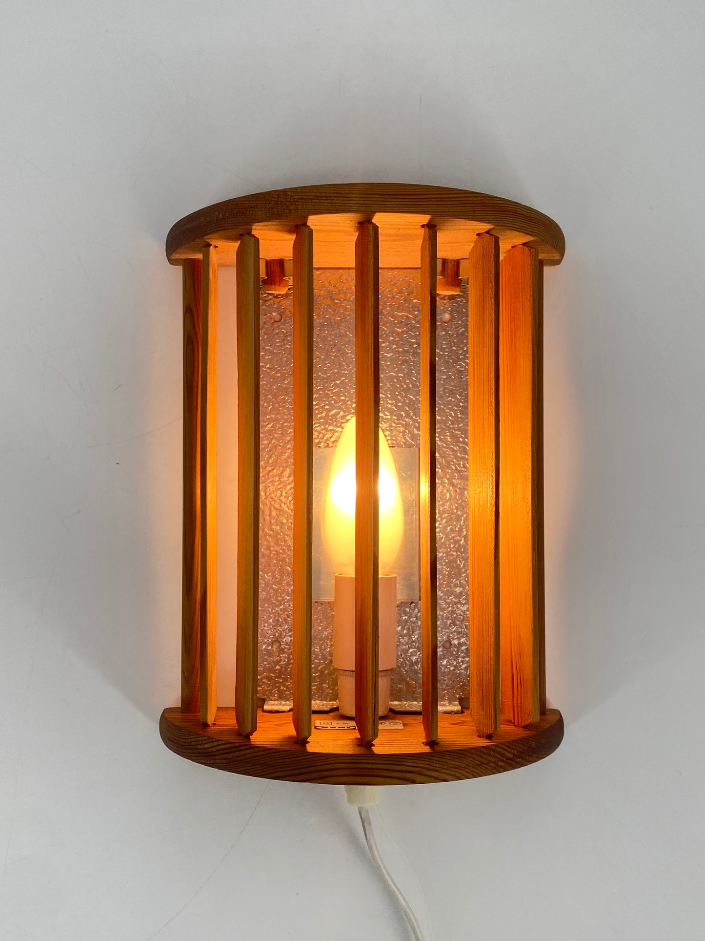 Wandlampe von Ikea mit drehbaren Holz-Lamellen