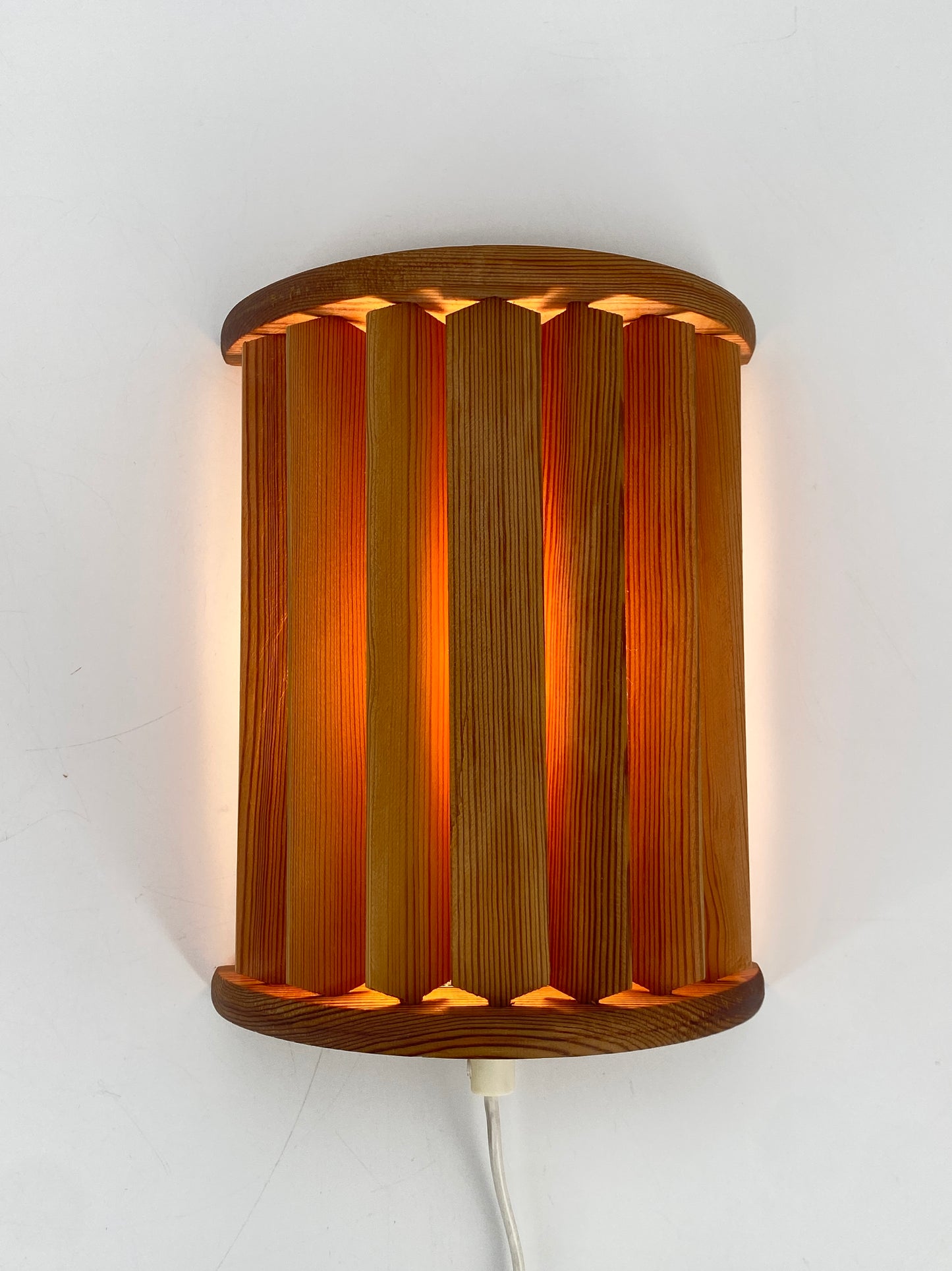 Wandlampe von Ikea mit drehbaren Holz-Lamellen