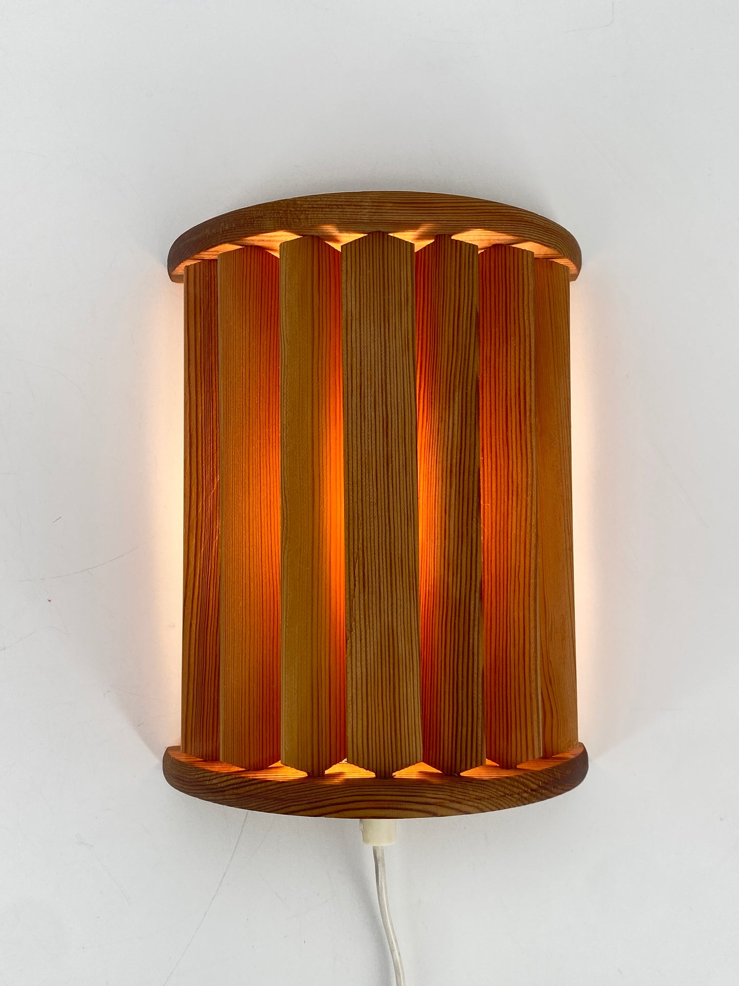 Wandlampe von Ikea mit drehbaren Holz-Lamellen