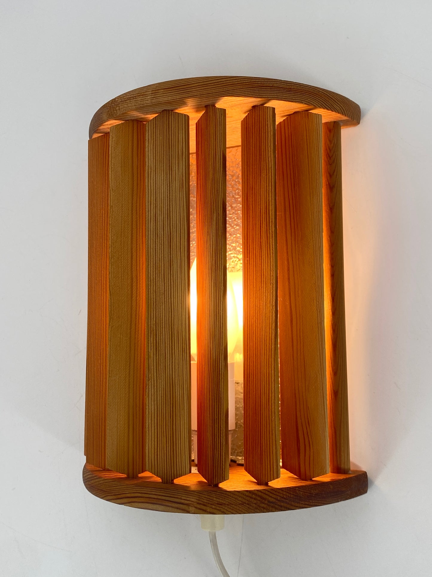 Wandlampe von Ikea mit drehbaren Holz-Lamellen