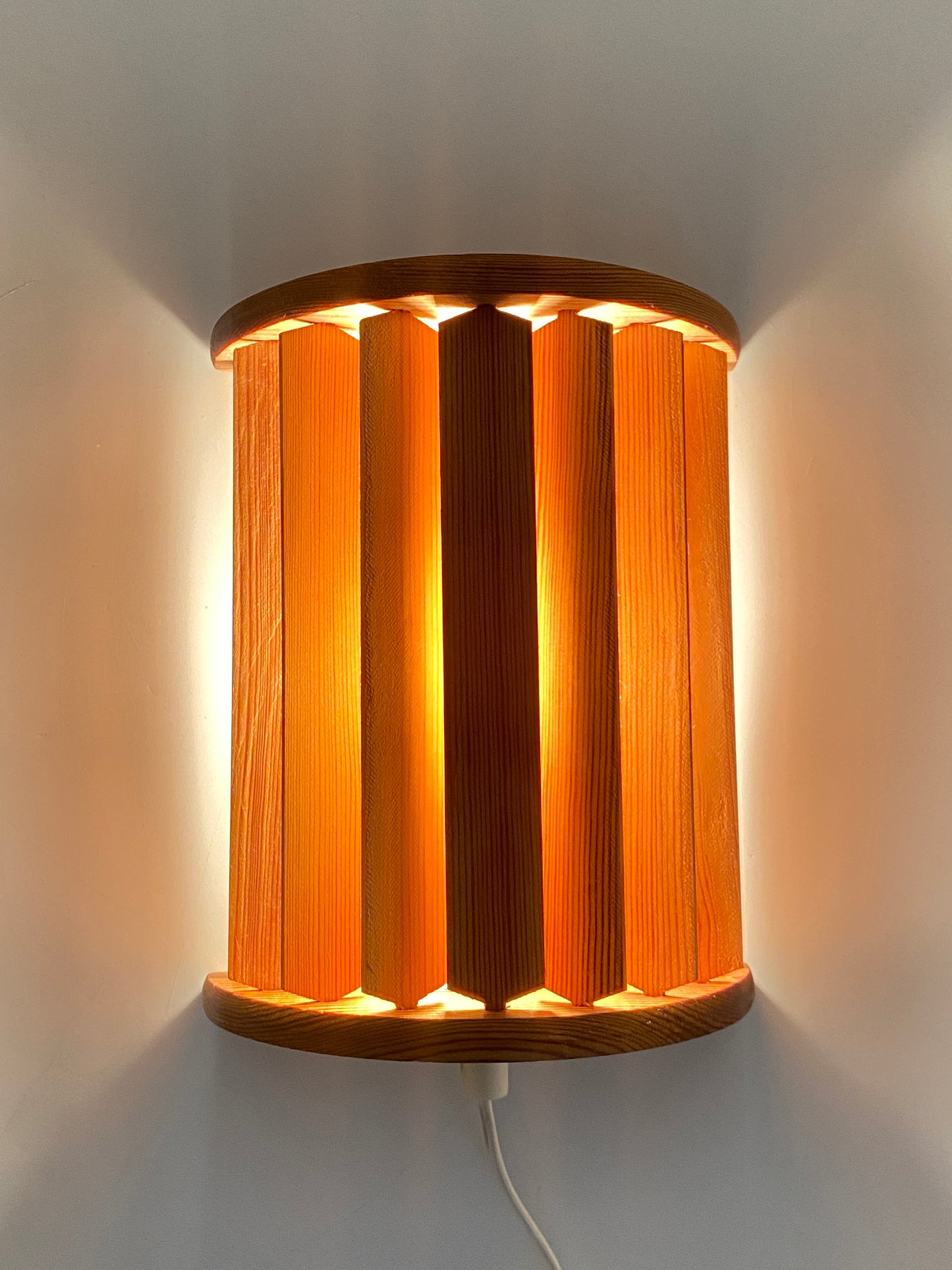 Wandlampe von Ikea mit drehbaren Holz-Lamellen