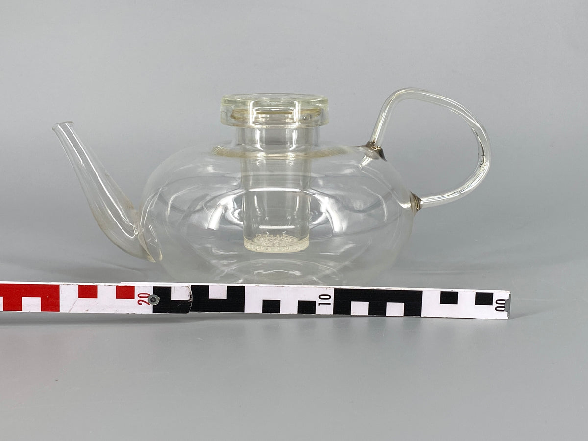 Teekanne mit Teesieb und Deckel von Wilhelm Wagenfeld (1900–1990), 1,5L, Jenaer Glas