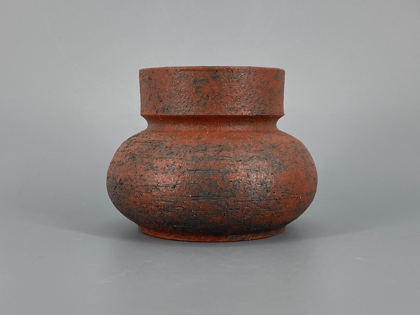 Studiokeramik Vase aus rotbraunem Steinzeug mit Signatur, um 1960