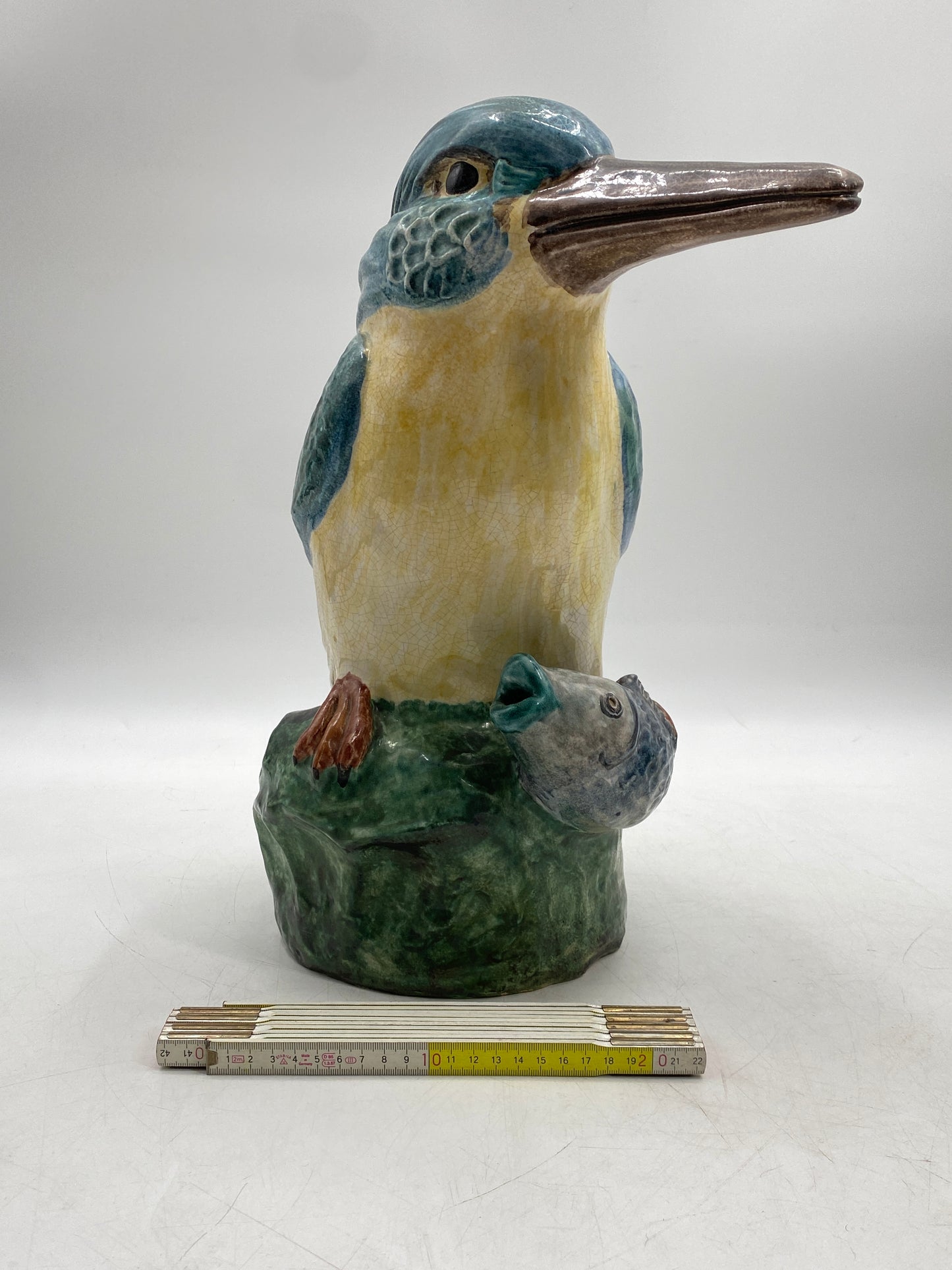 Keramikskulptur "Eisvogel" in naturalistischen Farben glasiert, mit Stempelmarke