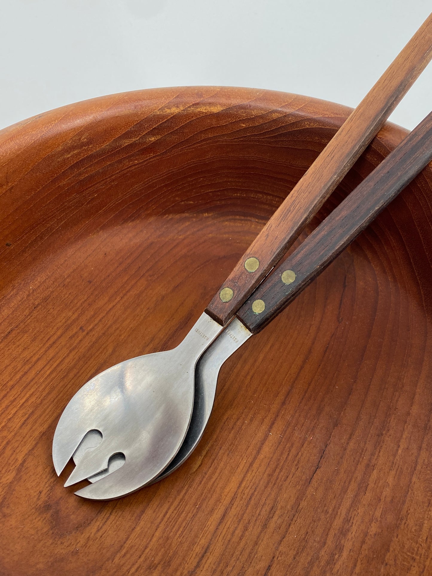 Schüssel und Salatbesteck aus Teak, 60er 70er
