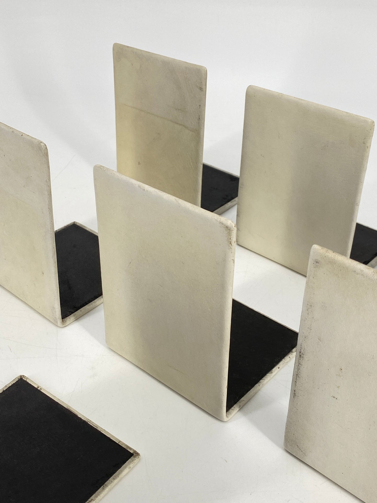 7x Buchstützen aus weißem Leder