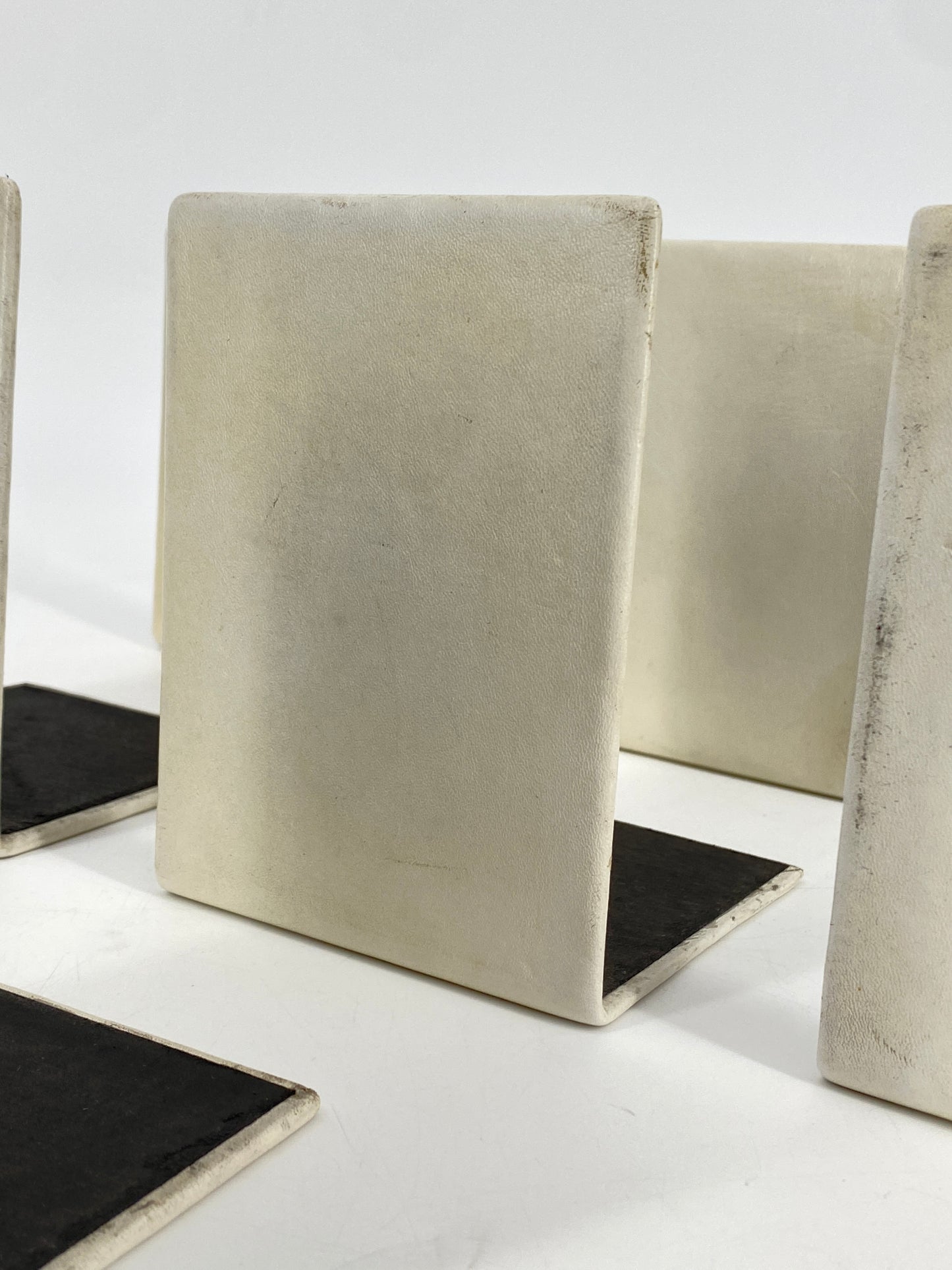 7x Buchstützen aus weißem Leder