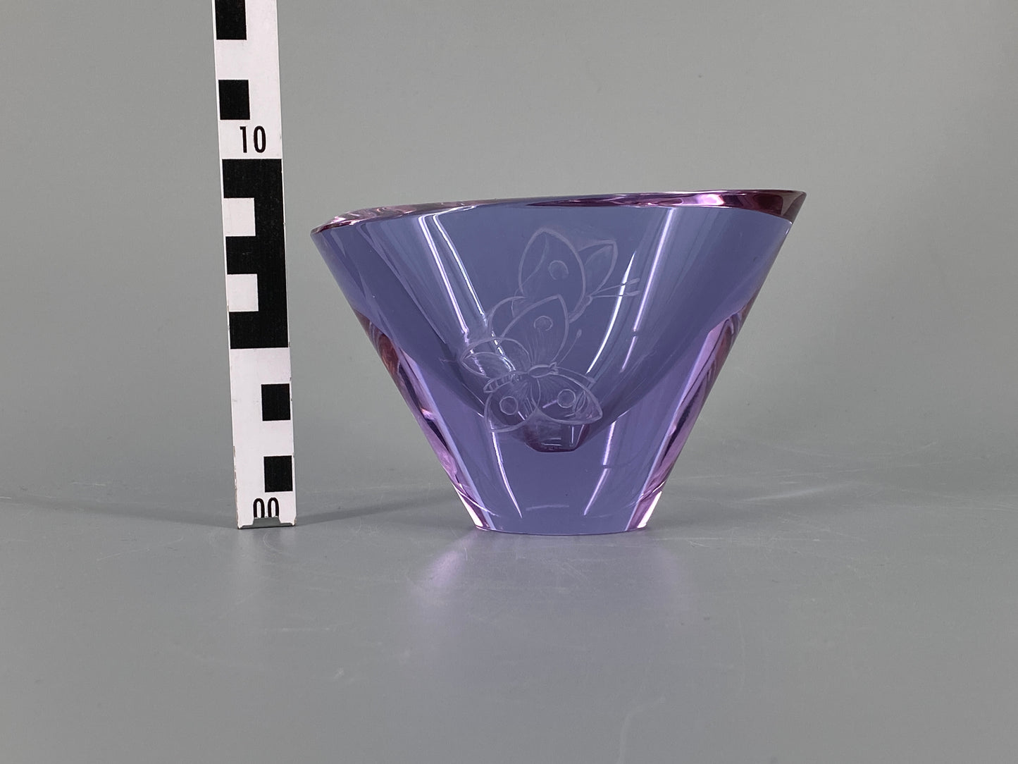 Schale aus Glas mit Schmetterlingen, Lila