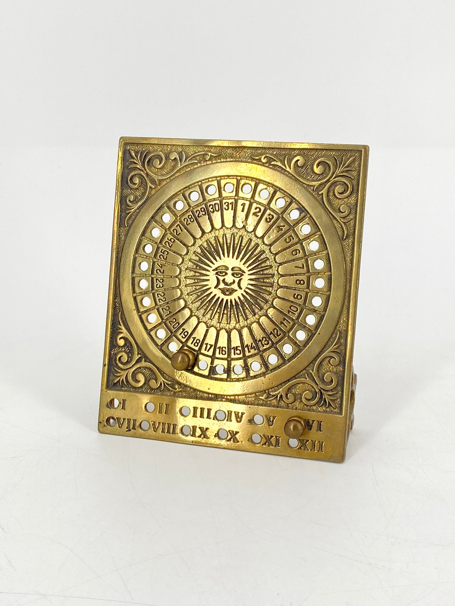 Ewiger Kalender mit Sonnenmotiv aus Messing